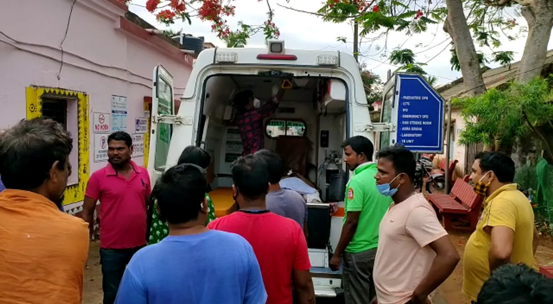 ଘରୁ ଡ଼ାକିନେଇ ବ୍ଲକ କର୍ମଚାରୀଙ୍କୁ ହାଣିଲେ ଦୁର୍ବୃତ୍ତ: ଗୁରୁତର ଅବସ୍ଥାରେ ଭୁବନେଶ୍ୱର ସ୍ଥାନାନ୍ତର