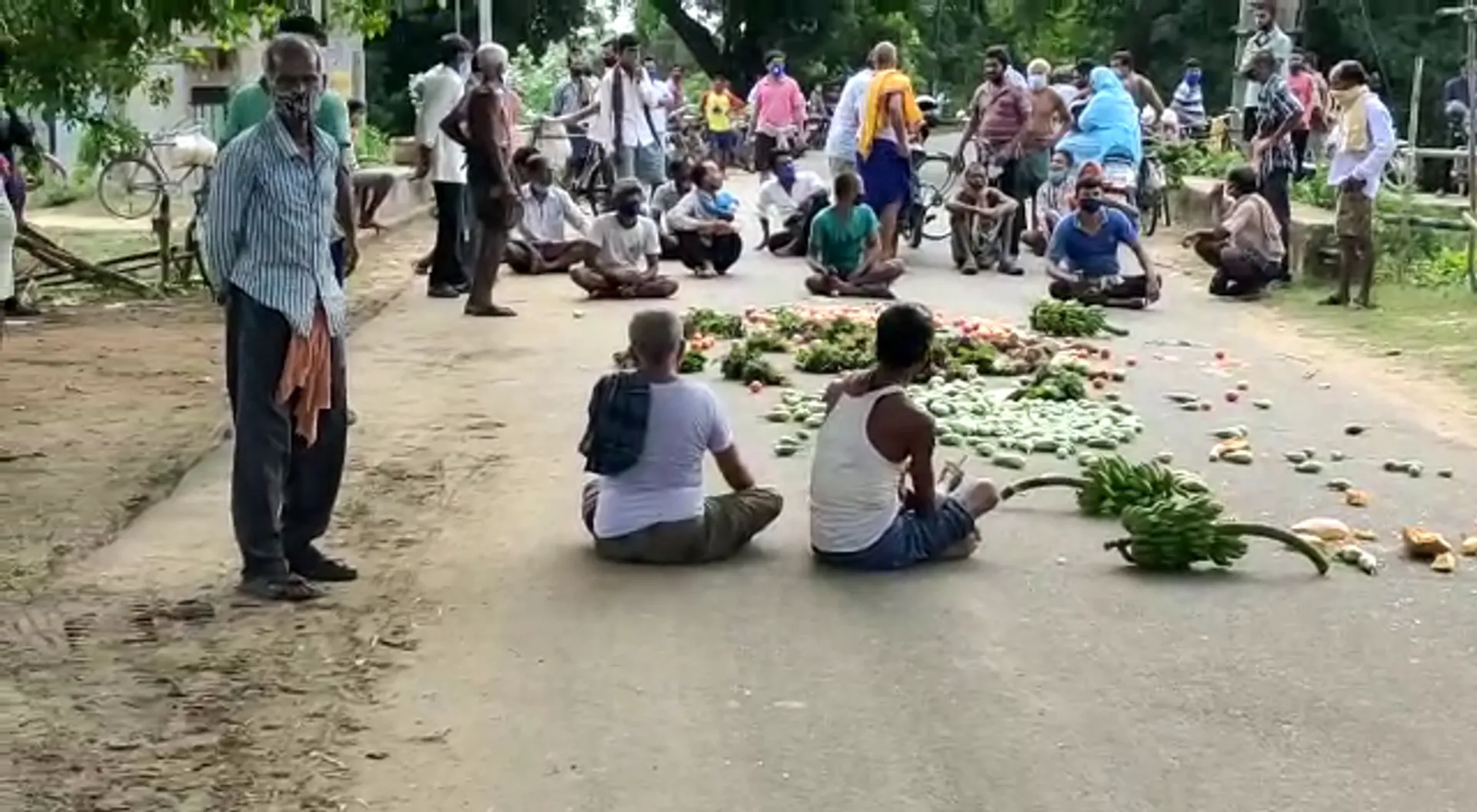 ପୋଲିସ ଜୁଲମକୁ ନେଇ ଚାଷୀଙ୍କ ନିଆରା ପ୍ରତିବାଦ : ରାସ୍ତାରେ ପରିବା ଢାଳିଲେ ବାଲିପାଟଣାର ଚାଷୀ