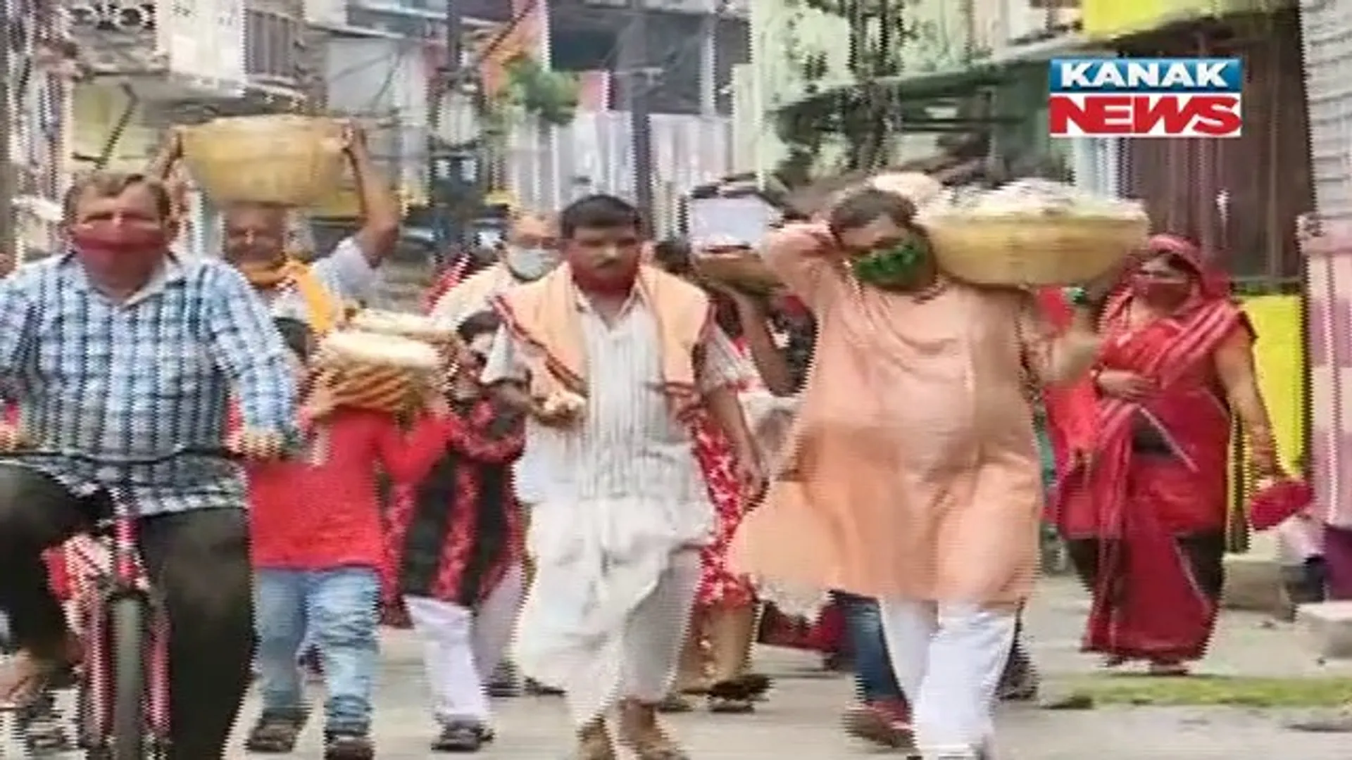 ଆସନ୍ତାକାଲି ଦେବଦମ୍ପତିଙ୍କ ବିବାହ । ପରମ୍ପରା ଆଧାରରେ ଝିଅ ବାହାଘର ପାଇଁ ପାର୍ବତୀଙ୍କ ମାମୁଁ ଘରୁ ଆସିଲା ମଉଳା ଭାର ।