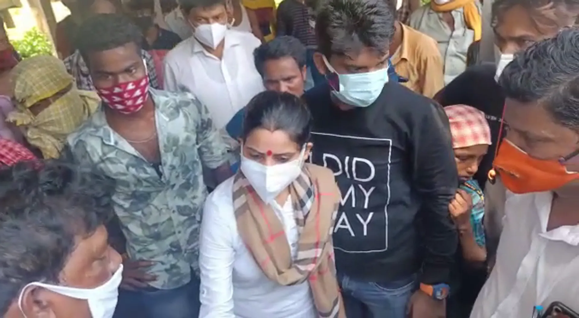 ନିଲାମପ୍ରାପ୍ତ ବାଲିଘାଟରେ ବିଜେପି ନେତ୍ରୀଙ୍କ ଦାଦାଗିରି : ବାଲି ଟ୍ରକ ଅଟକାଇବା ସହ ଲୋକ ଲଗାଇ ଖୋଳିଲେ ରାସ୍ତା