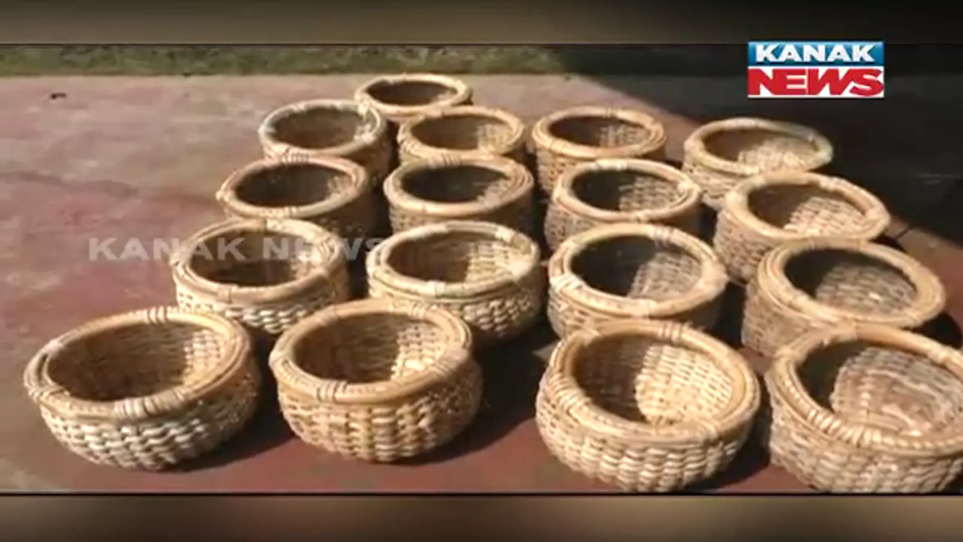 ଚିନ୍ତାରେ ଯାଜପୁର ଜିଲ୍ଳା କଂଟାବଣିଆ ଗାଁର ବେତ କାରିଗର । କରୋନା ସ୍ଥିତି ଛଡ଼ାଇ ନେଇଛି ରୋଜଗାର, ବିକ୍ରି ବଟା ନାହିଁ, କେମିତି ଚଳାଇବେ ପରିବାର ।