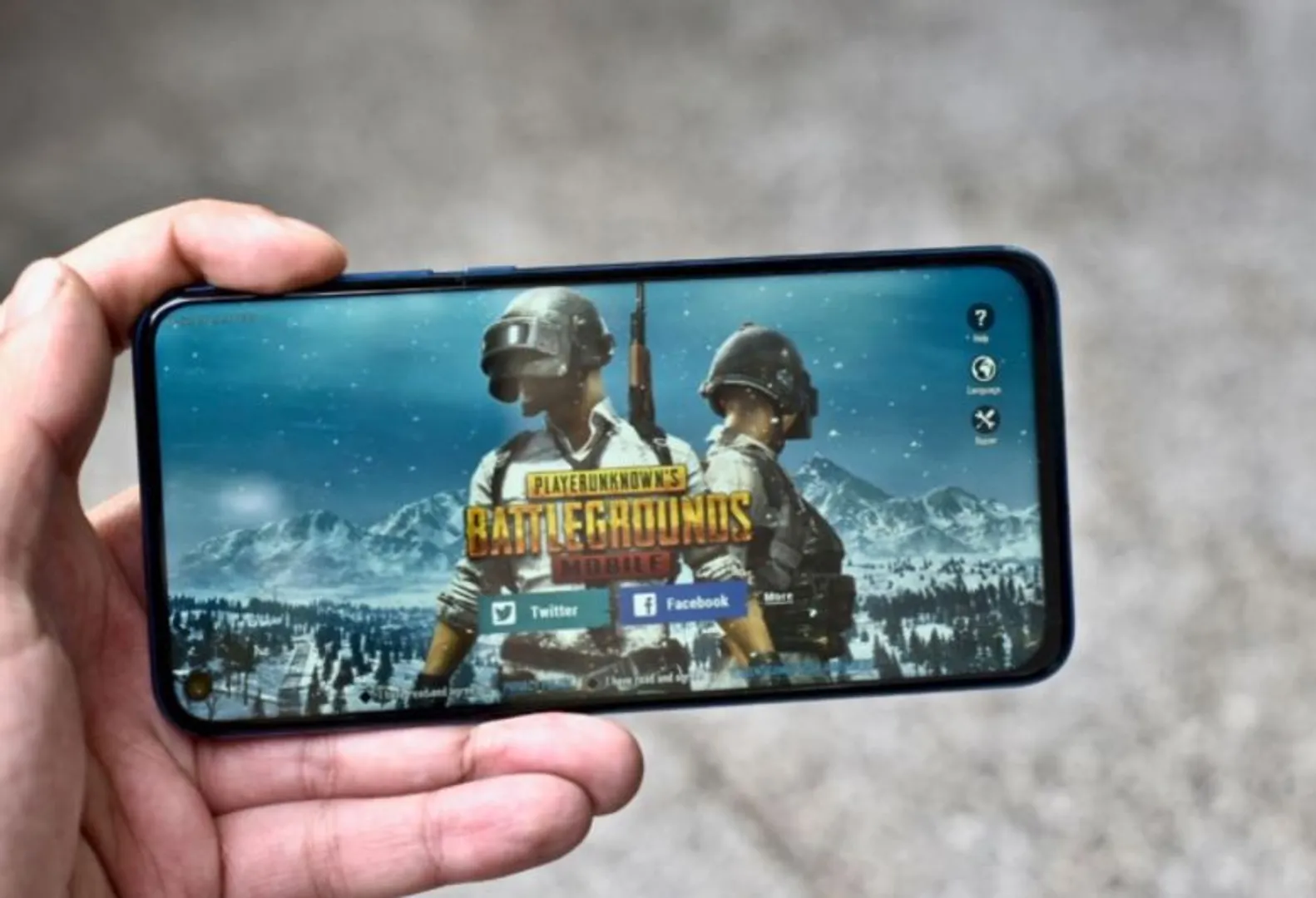 ସ୍ମାର୍ଟଫୋନରେ ବନ୍ଧା ପଡ଼ିଯାଉଛି ଶୈଶବ । ବ୍ୟସ୍ତ ଜୀବନରେ ମୋବାଇଲ ଦେଇ ପିଲାଙ୍କୁ ବ୍ୟସ୍ତ ରଖୁଥିବା ବାପା ମା’ଙ୍କ ବଢୁଛି ଚିନ୍ତା, ହାତରୁ ମୋବାଇଲ ନେଲେ ସାଂଘାତିକ ପ୍ରତିକ୍ରିୟା ଦେଖାଉଛନ୍ତି ଶିଶୁ ।