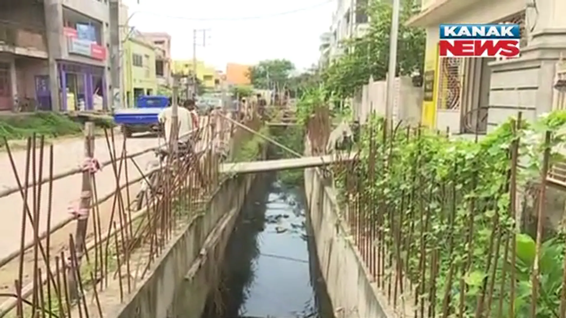 ଅଧପନ୍ତରିଆ ହୋଇ ପଡ଼ିରହିଛି ଡ୍ରେନ୍ କାମ । ଲୁହା ରଡରେ ବାଉଁଶ ବାନ୍ଧି ଶୋଇପଡ଼ିଛି ବିଏମସି ।