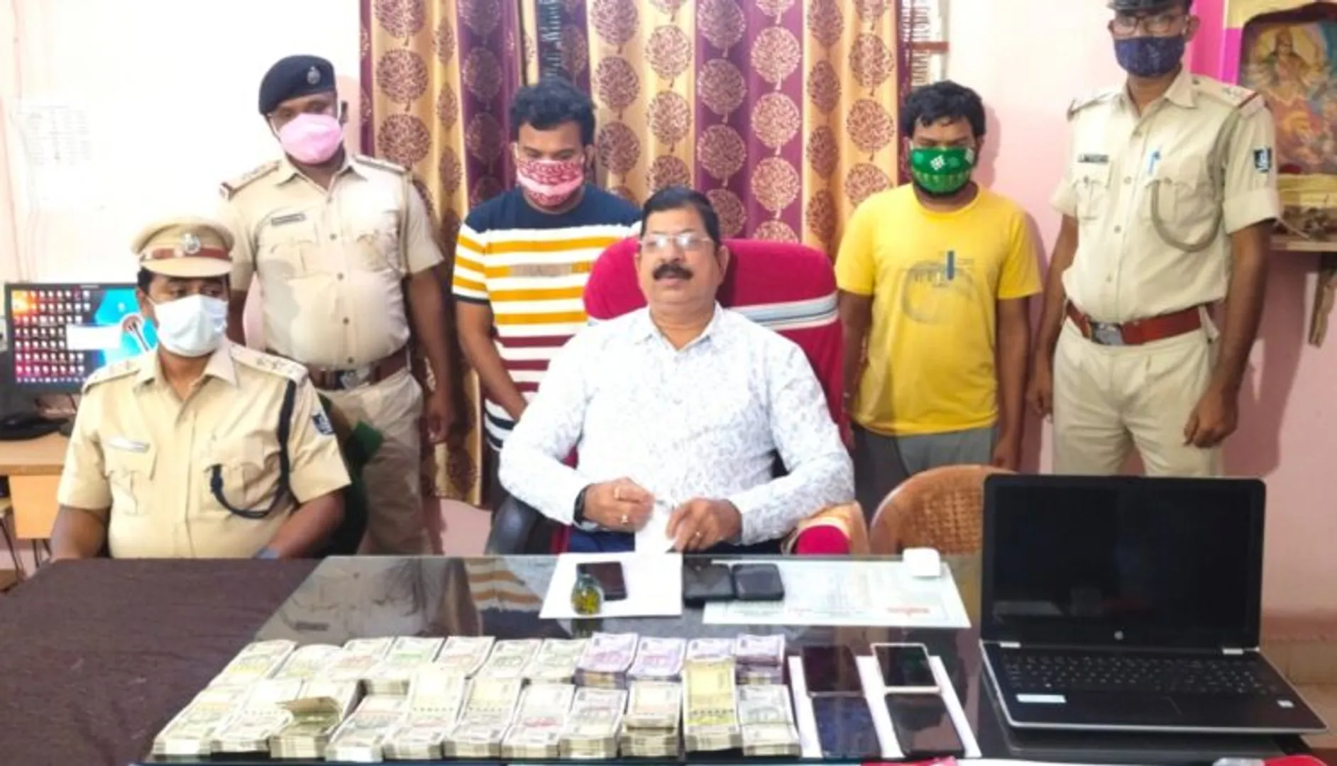 ଚାଲିଥିଲା ଆଇପିଏଲ ବେଟିଂ । ଚଢାଉ କଲା ପୋଲିସ, ୨ ଗିରଫ ।