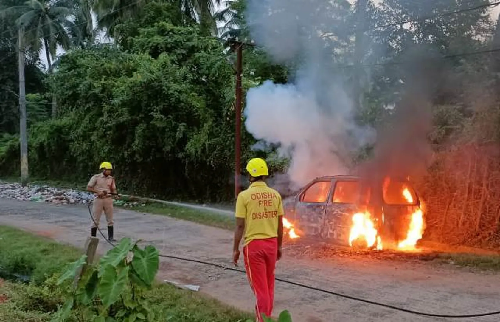 ହଠାତ ଲାଗିଲା ନିଆଁ । ରାସ୍ତା ମଝିରେ ହୁତୁହୁତୁ ହୋଇ ଜଳିଗଲା କାର୍ ।
