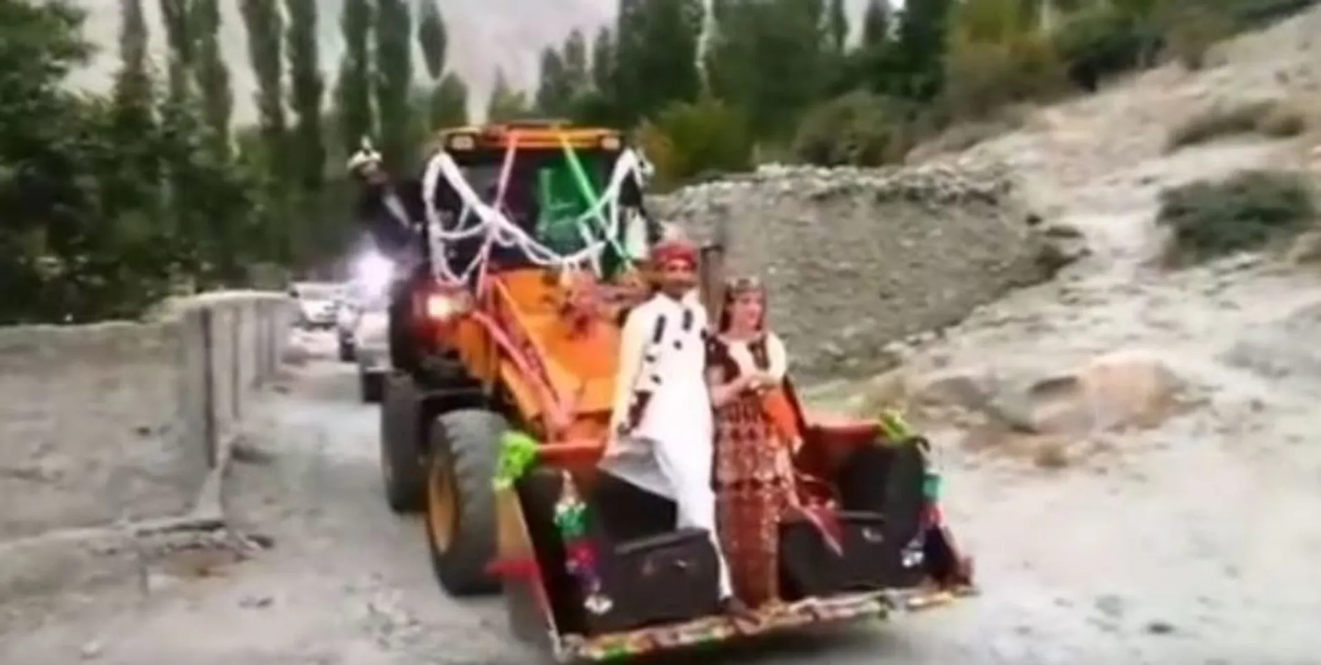 ଜେସିବିରେ ଆସିଲେ ବରକନ୍ୟା: ବାହାହେଲେ, ଜୀବନସାଥୀକୁ ଜେସିବିରେ ଆଣିଲେ...