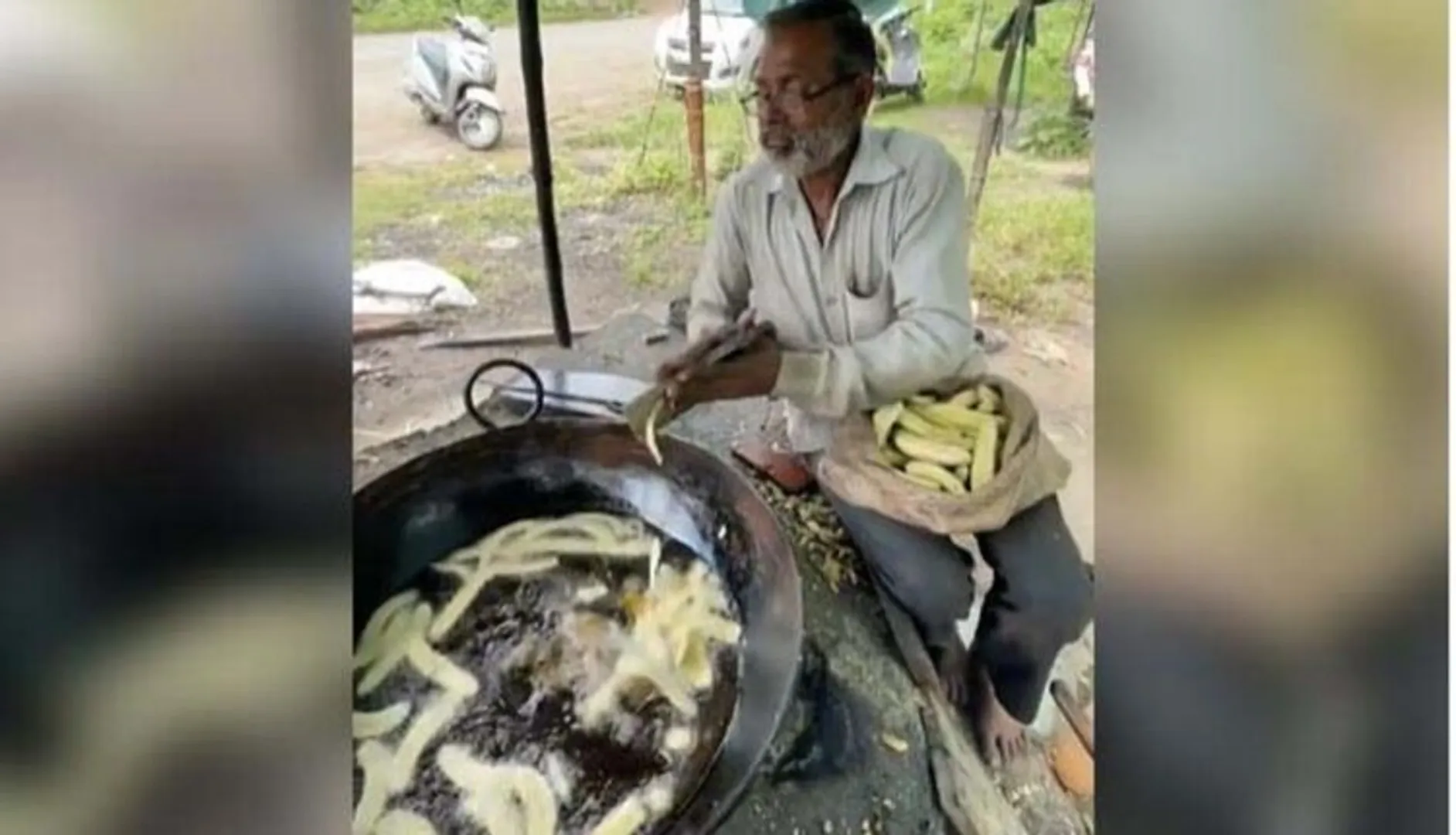 ଦେଖିପାରୁନାହାନ୍ତି, କିନ୍ତୁ ସେ ଦୁର୍ବଳ ନୁହନ୍ତି । ଗରମ ତେଲରେ ସୁଆଦିଆ କଦଳୀ ଚିପ୍ସ ଛାଣି ସ୍ୱାବଲମ୍ବୀର କାହାଣୀ ଲେଖୁଛନ୍ତି ବୃଦ୍ଧ ।