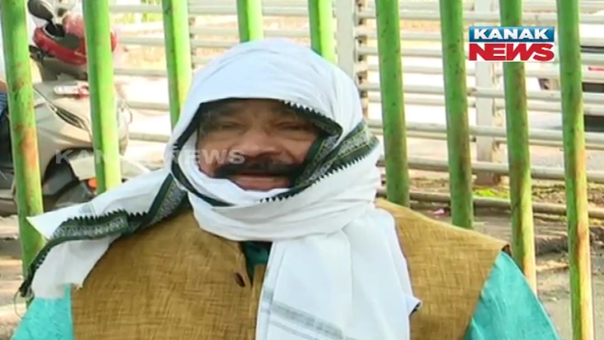 କାଲି କରୋନାରେ ସଂକ୍ରମିତ ହେଲେ, ଆଜି ବାହାରେ ବୁଲିଲେ ଜଟଣୀ ବିଧାୟକ ସୁର ରାଉତରାୟ । ଉଠିଲା ପ୍ରଶ୍ନ, ନେତାଙ୍କ ପାଇଁ ଅଲଗା କି ନିୟମ ?