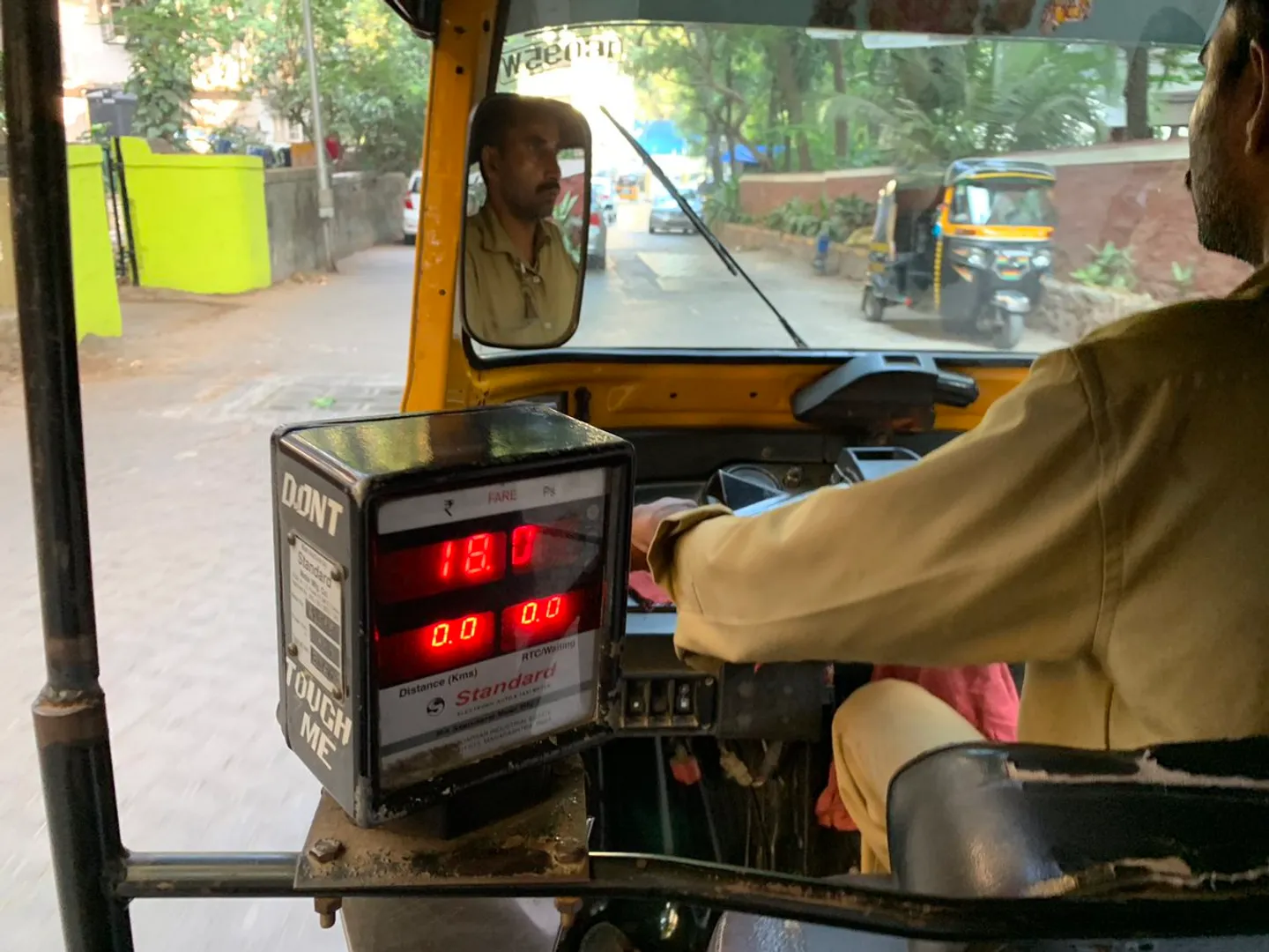 ବିନା ମିଟରରେ ଚାଲୁଛି ଅଟୋ, ଯାତ୍ରୀଙ୍କୁ ମନଇଚ୍ଛା ଲୁଟୁଛନ୍ତି ଅଟୋ ଚାଳକ ।  ପାଟିରୁ ଯେତିକି ଭଡା ବାହାରୁଛି, ଯାତ୍ରୀଙ୍କୁ ସେତିକି ଟଙ୍କା ଗଣିବାକୁ ପଡୁଛି । 