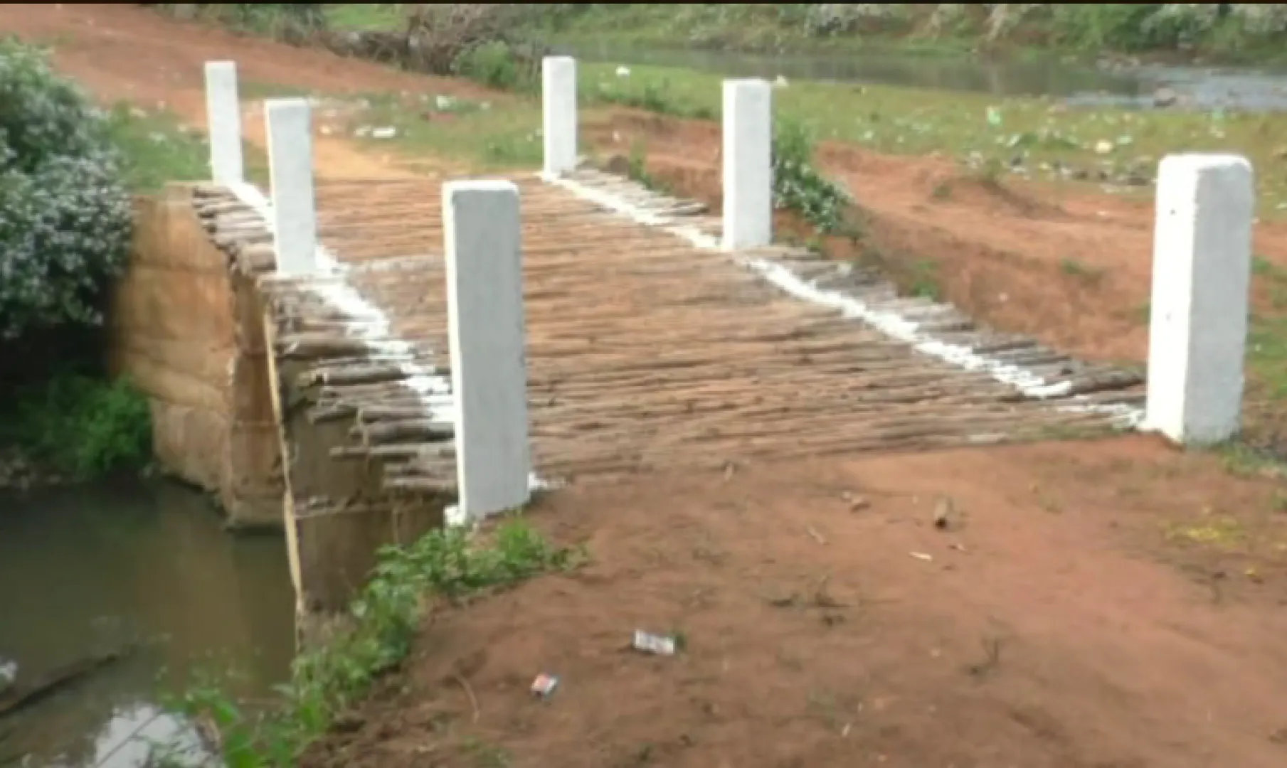 ସାବାସ୍ ଶ୍ୟାମଧର...ଗାଁର ଦୁଃଖ ବୁଝିଲେ ଆଦିବାସୀ ଯୁବକ । ନଦୀ ଉପରେ ନିର୍ମାଣ କଲେ କାଠ ପୋଲ ।