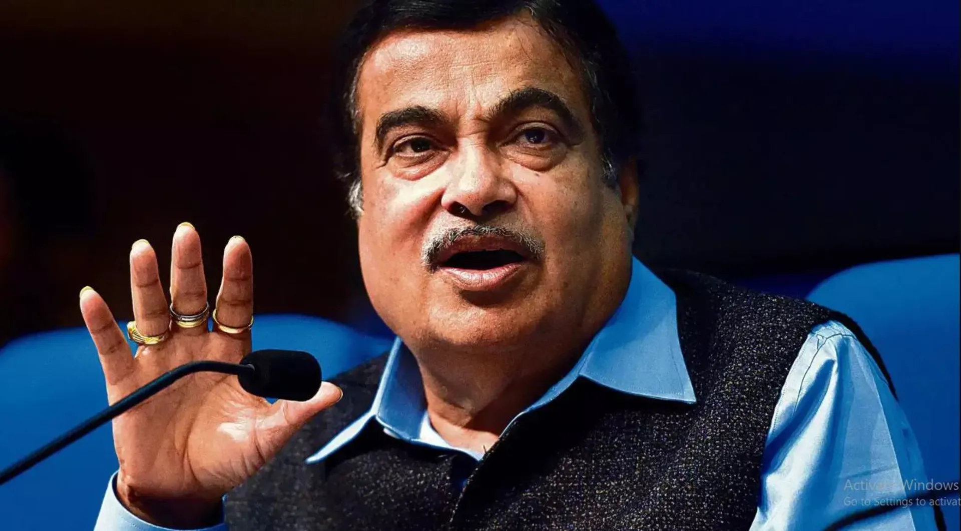 ଫୋନରେ କଥା ହୋଇ ଗାଡି ଚଳାଇଲେ କଟିବନି ଚାଲାଣ । କେନ୍ଦ୍ର ସଡକ ପରିବହନ ମନ୍ତ୍ରୀଙ୍କ ସୂଚନା ।