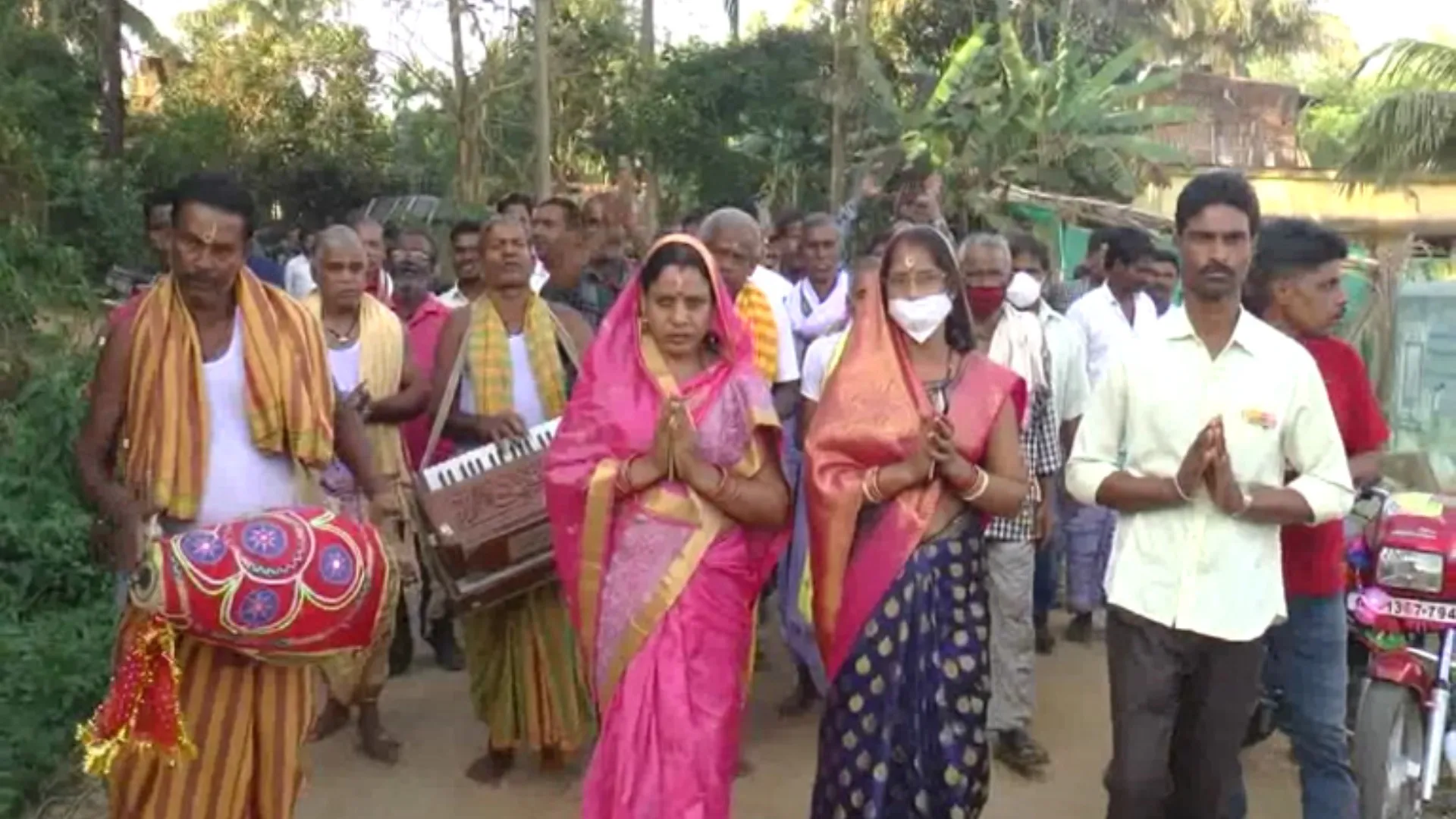 ସରପଞ୍ଚ ପ୍ରାର୍ଥୀଙ୍କ ନିଆରା ପ୍ରଚାର । ସଙ୍କୀର୍ତ୍ତନ କରି ଲୋକଙ୍କୁ ମାଗୁଛନ୍ତି ଭୋଟ୍ ।