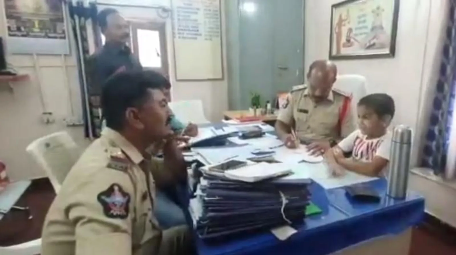 ସ୍କୁଲ ଯିବା ବେଳେ ହେଉଥିଲା ଟ୍ରାଫିକ ସମସ୍ୟା, ଅଭିଯୋଗ କରିବାକୁ ଥାନାରେ ପହଞ୍ଚିଲେ ୬ ବର୍ଷର କୁନି ଛାତ୍ର । ସାହସ ଦେଖି ତାଜୁବ ହୋଇଗଲେ ଥାନା ଅଧିକାରୀ ।
