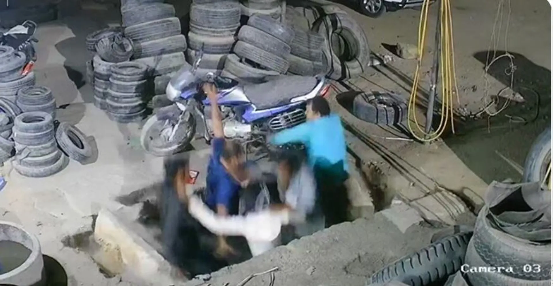 ଏକାଠି ଛିଡା ହୋଇ କଥା ହେଉଥିଲେ । ଭୁଷୁଡିଲା ସ୍ଲାବ୍ । ବାଇକ୍ ସହ ଖସିପଡିଲେ ୫ଜଣ