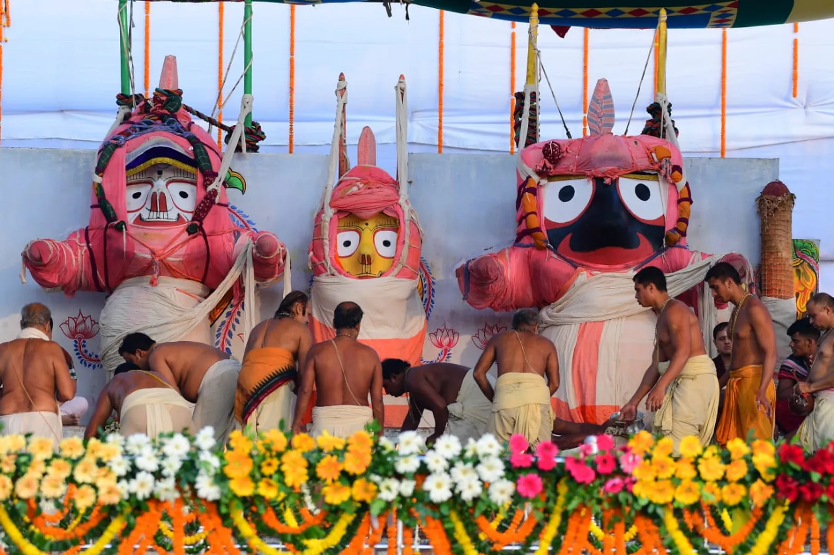 ସ୍ନାନ ମଣ୍ଡପରେ ମହାପ୍ରଭୁଙ୍କ ସ୍ନାନ ଉତ୍ସବ । ୧୦୮ ଗରା ସୁବାସିତ ଜଳରେ ସ୍ନାନ କରନ୍ତି ଶ୍ରୀଜିଉ