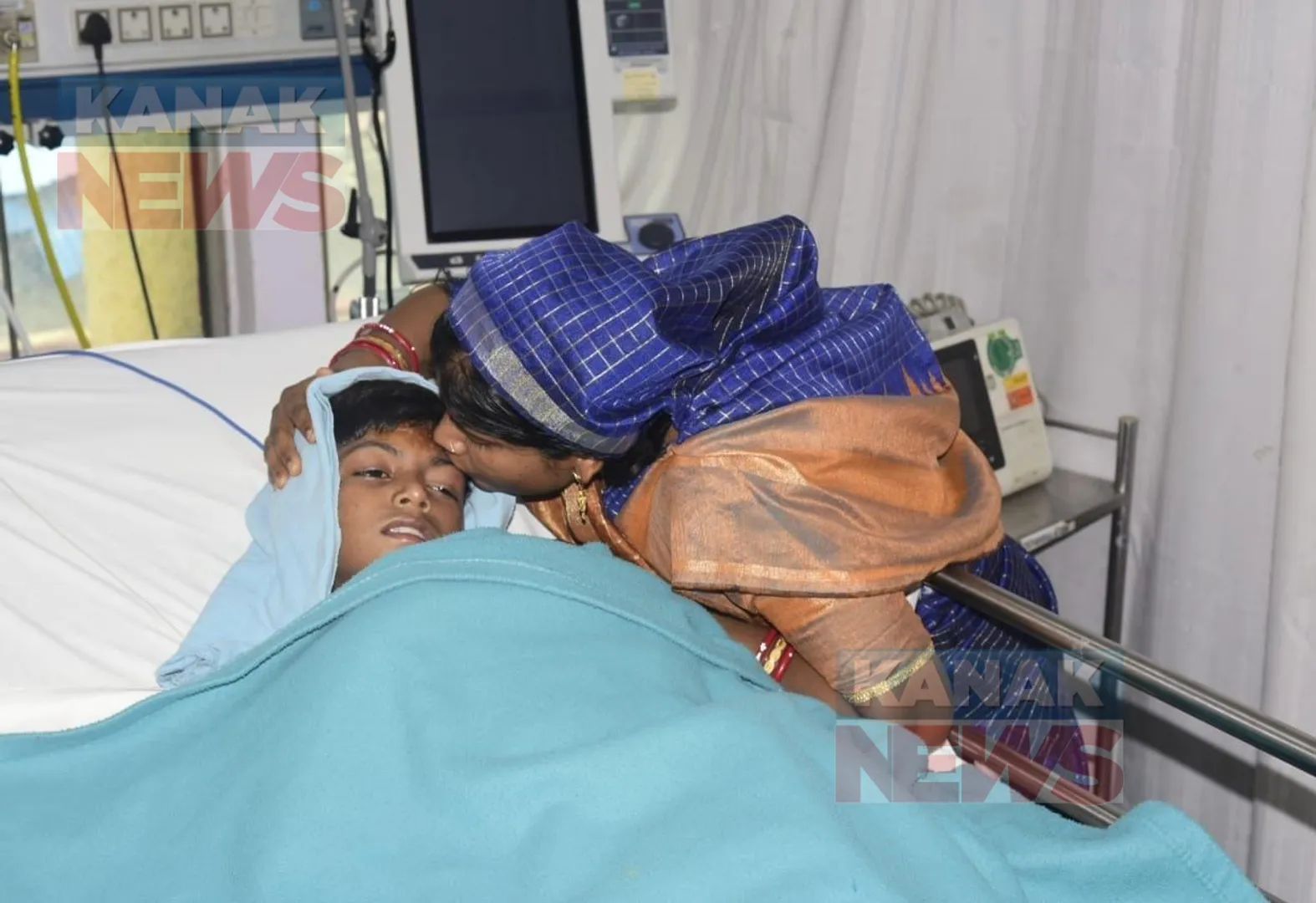 ପୁଅ ପୁନର୍ଜନ୍ମ ପାଇବା ପରେ... ହସ୍ପିଟାଲରେ ରାହୁଲକୁ ଭେଟିଲେ ମାଆ । କୋହ ସମ୍ଭାଳି ନପାରି ପୁଅକୁ କୁଣ୍ଢେଇ ପକେଇଲେ, ଗେଲ କଲେ ।