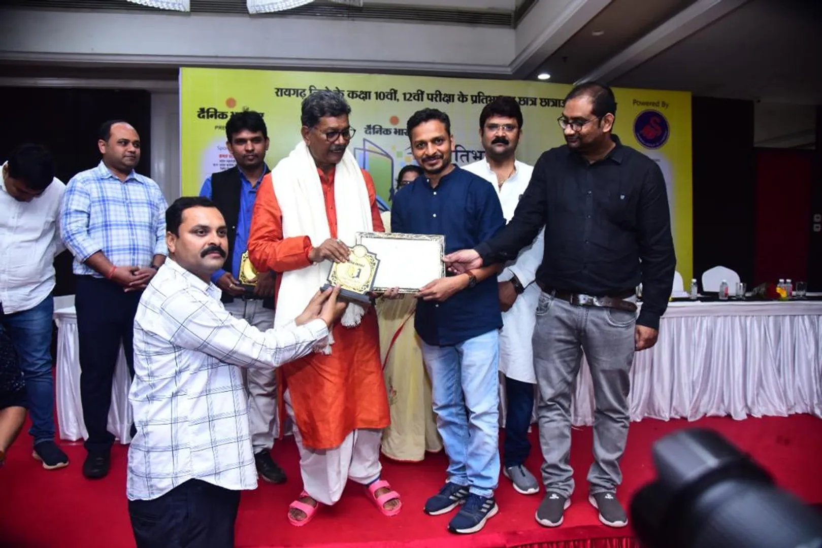 ପ୍ରତିଭା ସମ୍ମାନ ସମାରୋହ: ୧୧୫ ଛାତ୍ରଛାତ୍ରୀଙ୍କୁ ସମ୍ବର୍ଦ୍ଧିତ କଲେ ଚରଣଦାସ ମହନ୍ତ । 