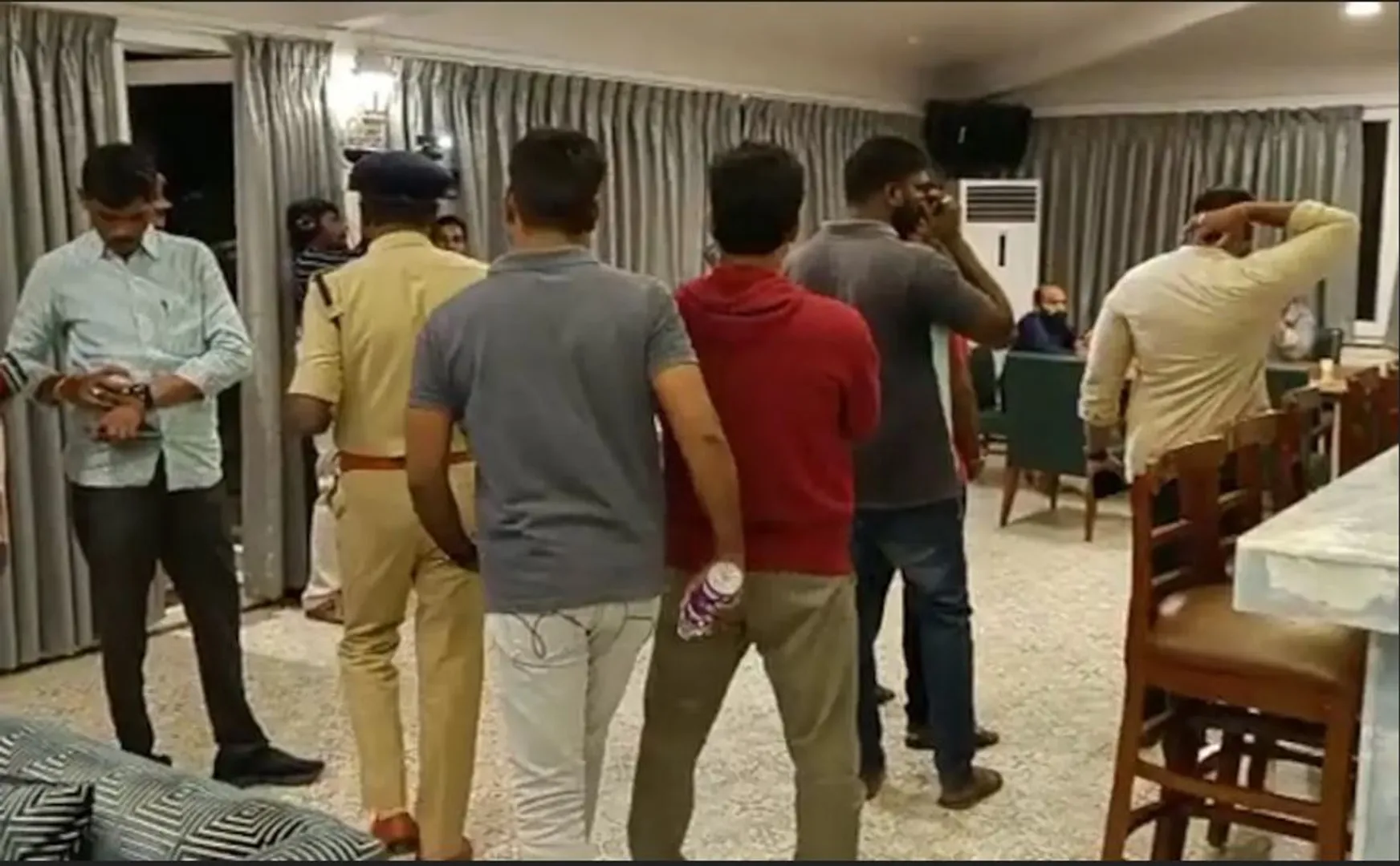 ଟିଆରଏସ ବିଧାୟକଙ୍କୁ ବିଜେପିରେ ସାମିଲ ହେବାକୁ ଅଫର । ଏପରି ଅଫରକୁ ବିରୋଧ କରି ତେଲେଙ୍ଗାନାର ବିଭିନ୍ନ ସ୍ଥାନରେ ହଙ୍ଗମା