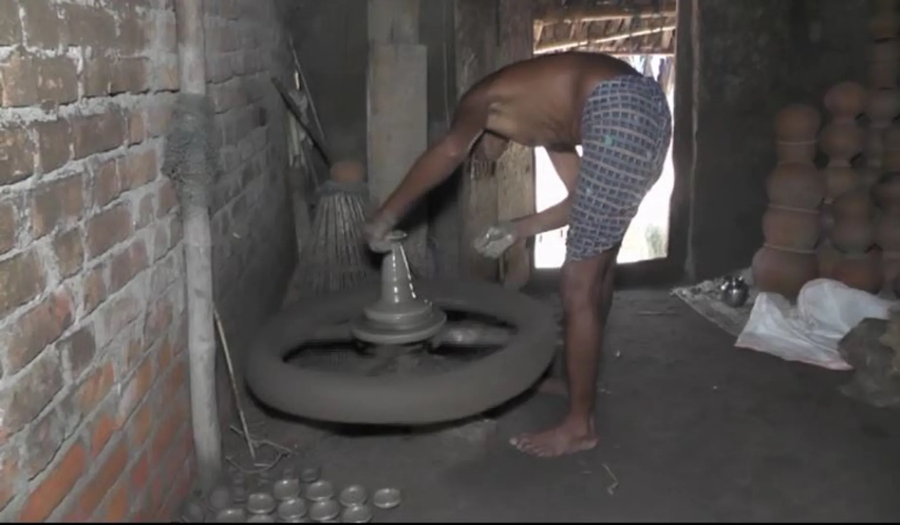 ଦୀପାବଳି ପାଇଁ ଚଳଚଞ୍ଚଳ ପୁରୀର କୁମ୍ପୁରି ଗାଁ। ଘରେ ଘରେ ପ୍ରସ୍ତୁତ କରାଯାଉଛି ମାଟି ଦୀପ। 