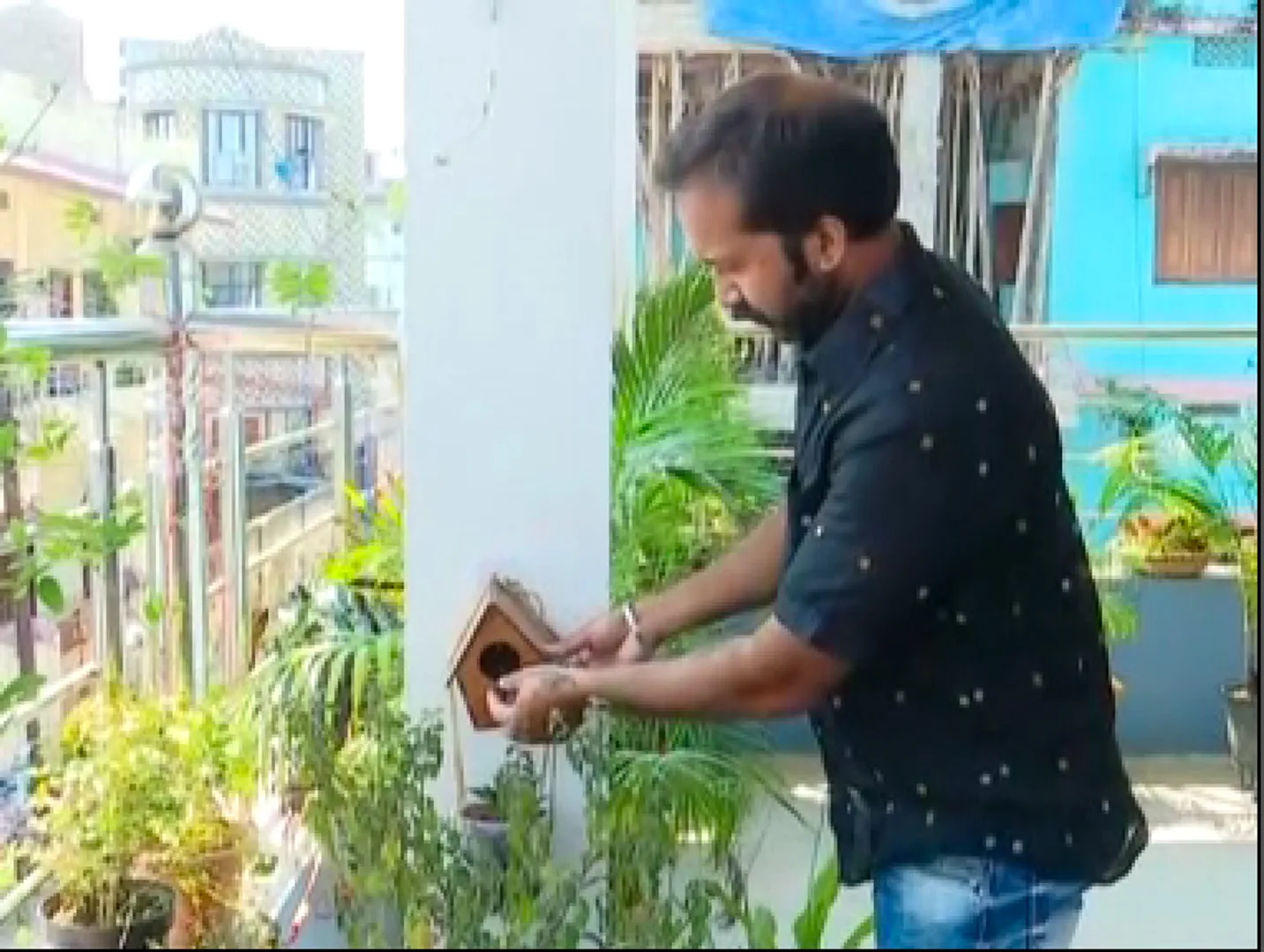 ଘରଚଟିଆର ବନ୍ଧୁ ପାଲଟିଛନ୍ତି ସମ୍ବଲପୁରର ସୁବ୍ରତ । ହଜି ଯାଉଥିବା ପକ୍ଷୀଙ୍କ ପାଇଁ ନିଜ ଘରେ ତିଆରି କରିଛନ୍ତି ୩୦ରୁ ଅଧିକ ବସା ।