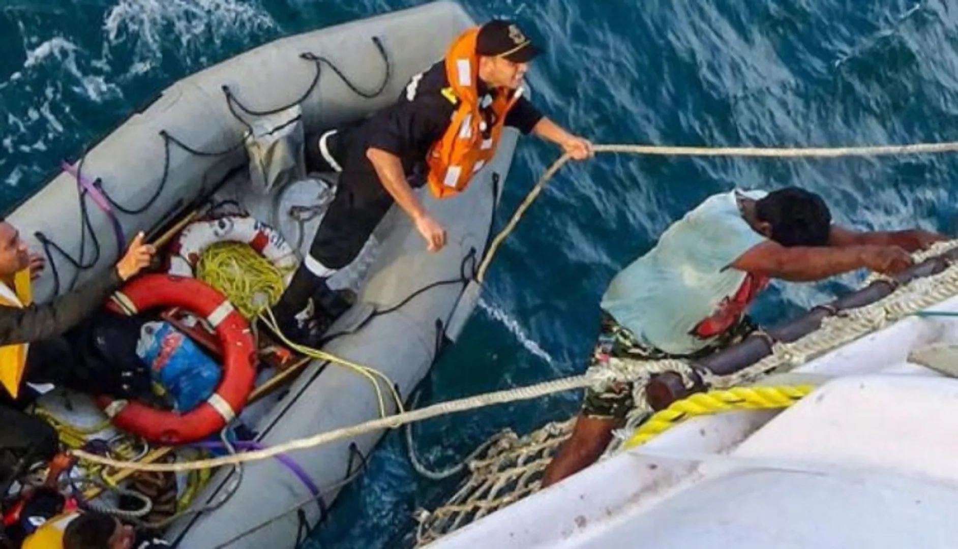 ମଝି ସମୁଦ୍ରରୁ ୧୦ ବାଂଲାଦେଶୀ ମତ୍ସ୍ୟଜୀବୀ ଉଦ୍ଧାର : ସାମୁଦ୍ରିକ ଝଡରେ ବୋଟ ଦୁର୍ଘଟଣାଗ୍ରସ୍ତ ହେବାରୁ ମଝି ସମୁଦ୍ରରେ ଫସିଥିଲେ