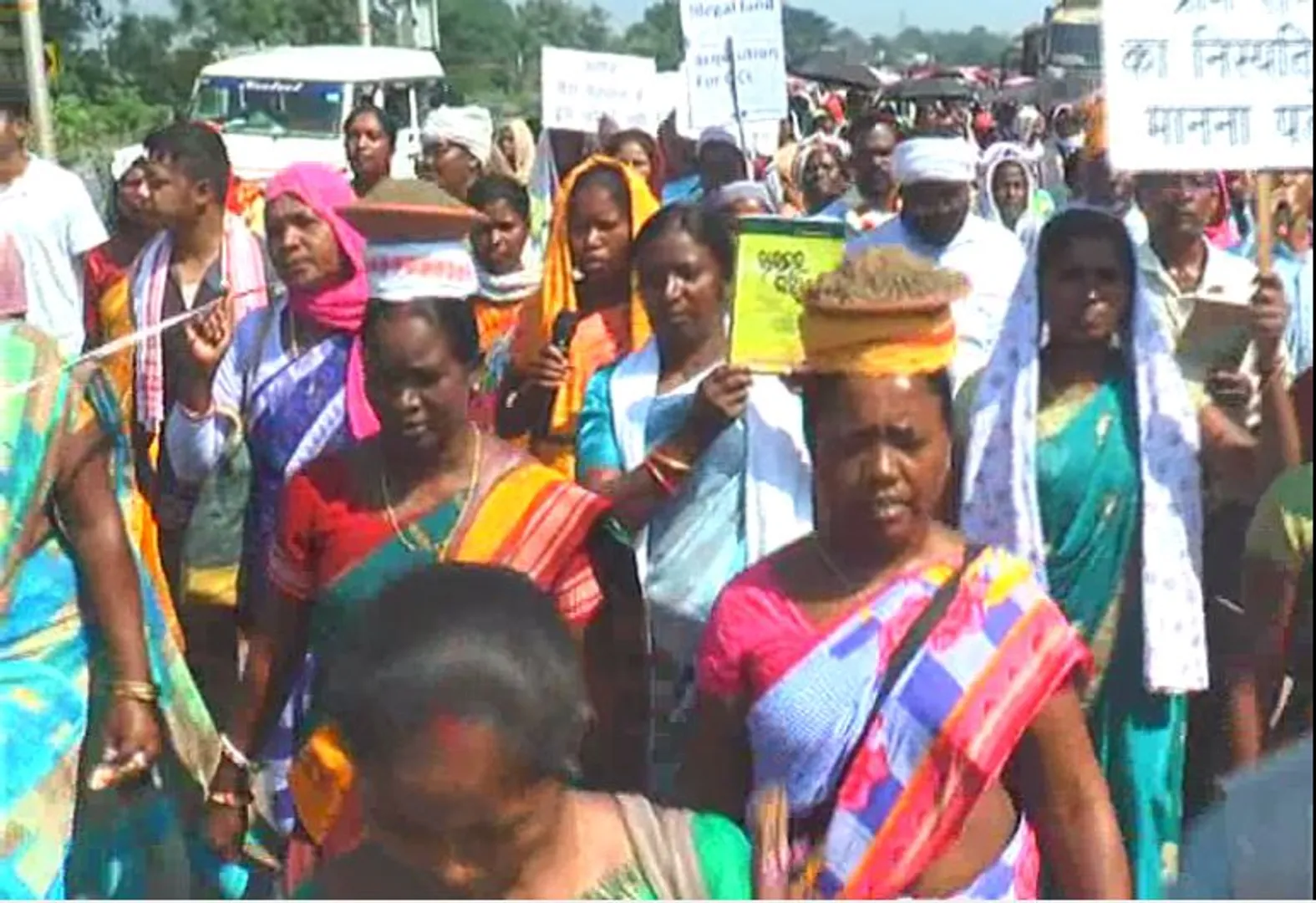 ରାତି ସାରା ଧାରଣାରେ ପରେ ଆନ୍ଦୋଳନକାରୀଙ୍କ ସହ ଆଲୋଚନା କଲେ ଜିଲ୍ଲାପାଳ। ଜନଶୁଣାଣିର ତଦନ୍ତ ପାଇଁ ପ୍ରତିଶ୍ରୁତି ଦେବା ପରେ ଉଠିଲା ଧାରଣା।