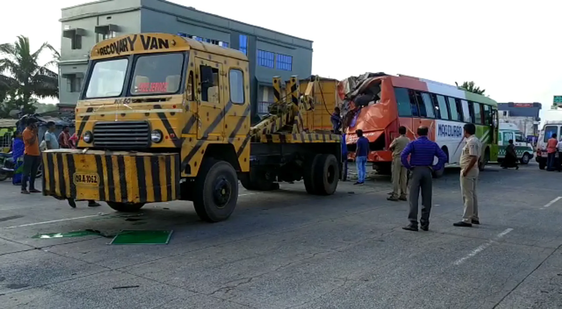 ପୁରୀ ଯାଉଥିବା ବେଳେ ଦୁର୍ଘଟଣା ! ତୀର୍ଥଯାତ୍ରୀ ବସକୁ ଧକ୍କା ଦେଲା କଣ୍ଟେନର, ୪ ଗୁରୁତର