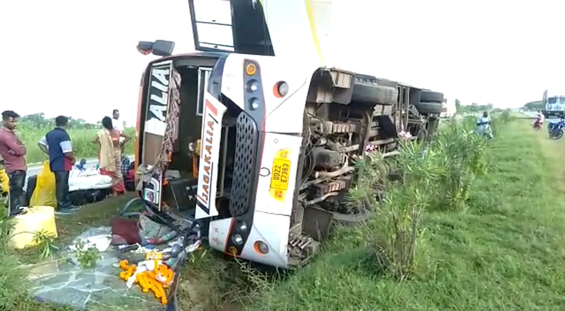 ଭାରସାମ୍ୟ ହରାଇ ଓଲଟିଲା ଯାତ୍ରୀବାହୀ ବସ୍ : ୨୦ରୁ ଅଧିକ ଲୋକ ସାମାନ୍ୟ ଆହତ; ଡ୍ରାଇଭର ଓ ହେଲପର ଫେରାର