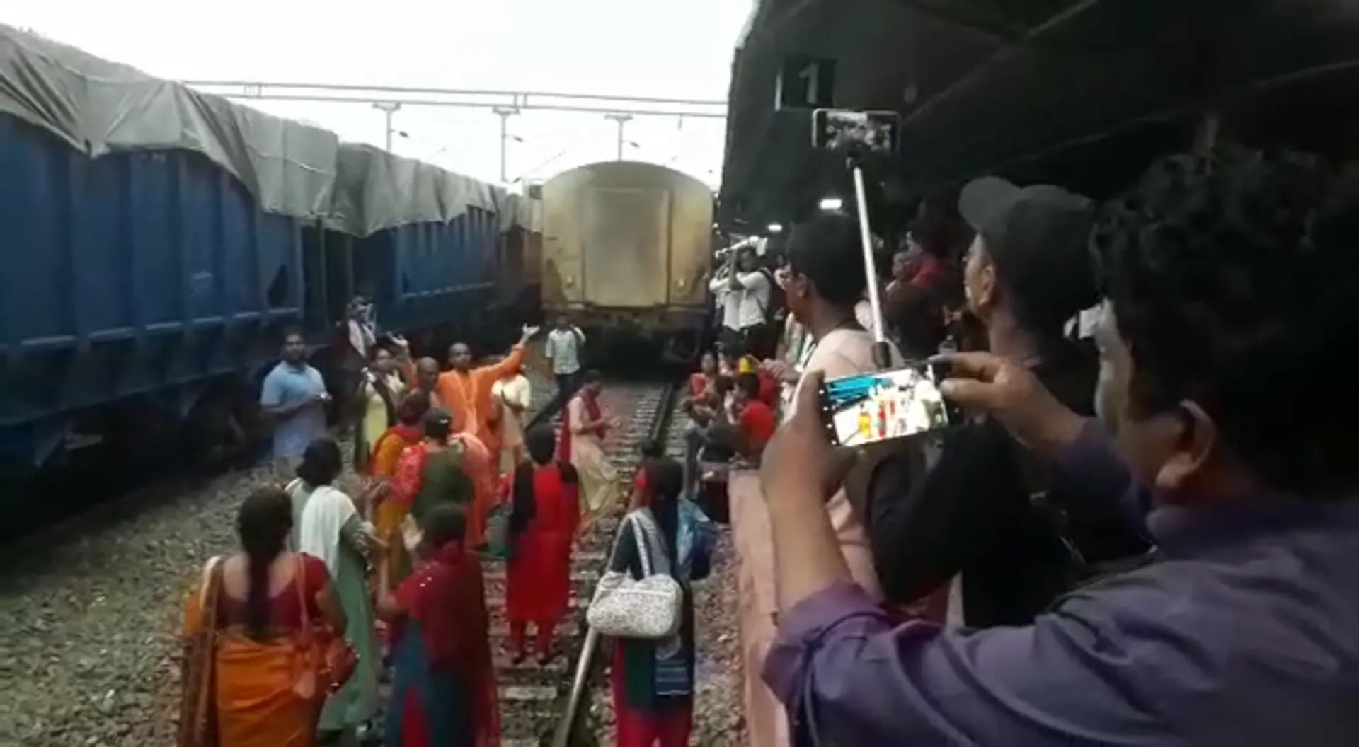 ଗନ୍ତବ୍ୟସ୍ଥଳ ଅଭିମୁଖେ ଗଡିଲାନି ଟ୍ରେନ, ହଙ୍ଗାମା ଗଲେ ଯାତ୍ରୀ । ରେଳ ଧାରଣାରେ ବସି ଯାତ୍ରୀ କଲେ କୀର୍ତ୍ତନ ।