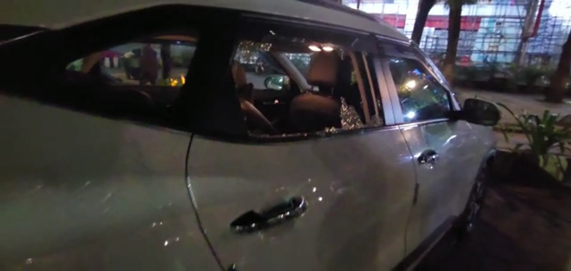 କାର କାଚ୍ ଭାଙ୍ଗୁଛନ୍ତି, ଗାଡିରୁ ଦାମୀ ଜିନିଷ ଲୁଟୁଛନ୍ତି । ରାଜଧାନୀ ଭୁବନେଶ୍ୱରରେ ପୁଣି ମାତିଲେ କାର କାଚଭଙ୍ଗା ଲୁଟେରା ।