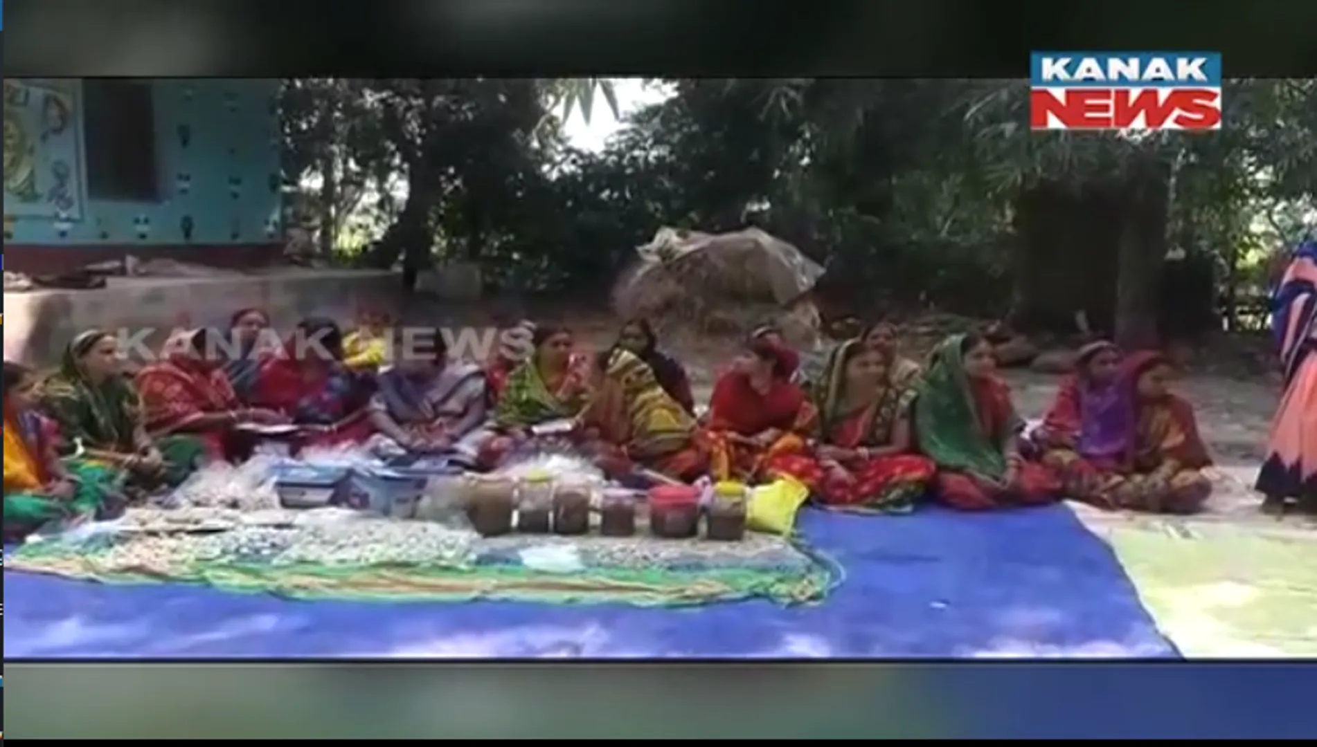 ବାଲେଶ୍ୱର ଖଇରା ଅଞ୍ଚଳର ଏସଏଚଜି ମହିଳାଙ୍କ କୁଟୀର ଶିଳ୍ପ। ମୁଢି, ବଡ଼ି ଓ ସାନିଟାରୀ ପ୍ୟାଡ ବିକ୍ରିକରି କରୁଛନ୍ତି ରୋଜଗାର। 