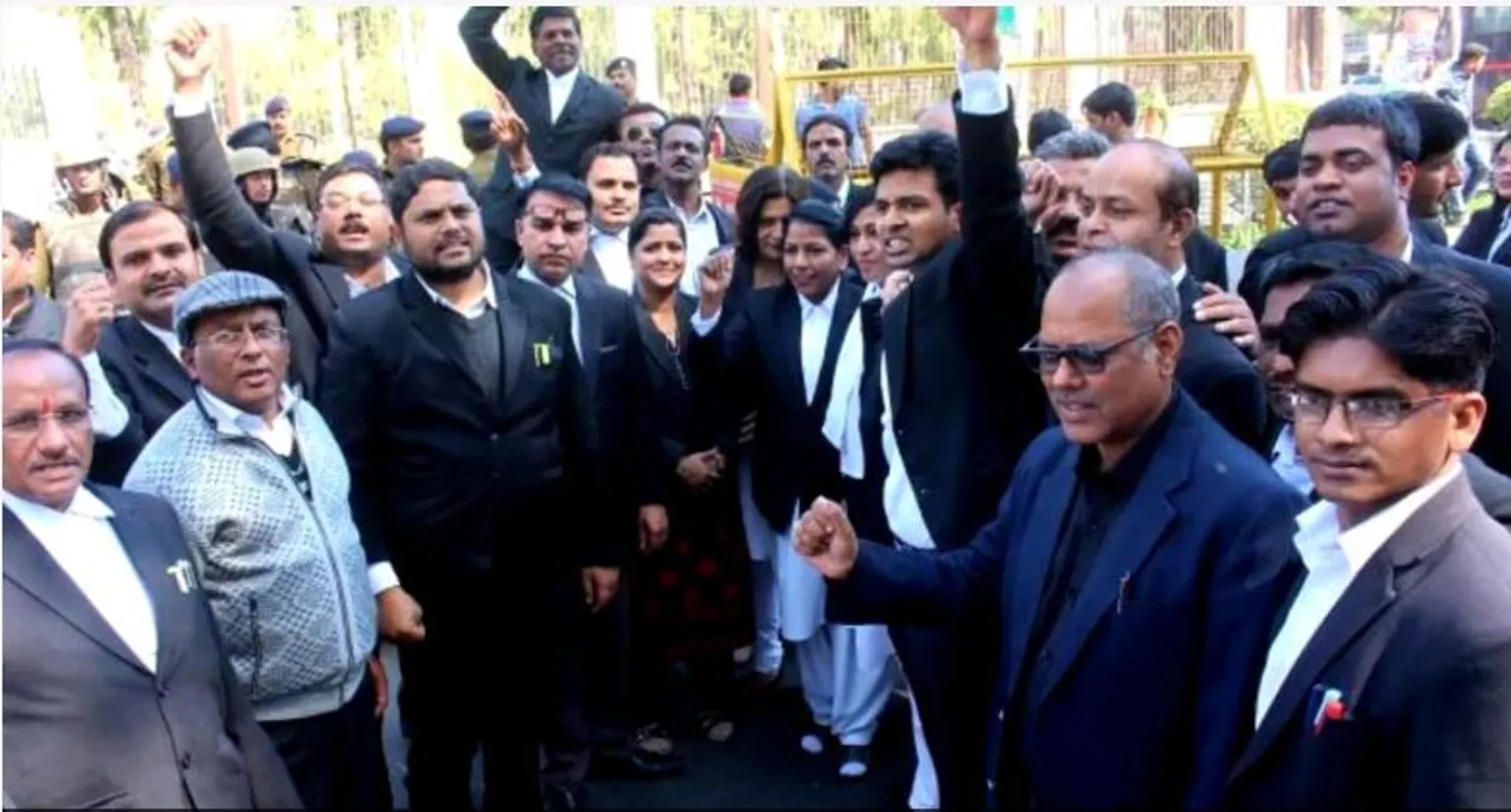 ରାଜ୍ୟରେ ଓକିଲଙ୍କ ହଡତାଳ, ସୁପ୍ରିମକୋର୍ଟଙ୍କ ଚେତାବନୀ- ୧୬ ନଭେମ୍ବର ସୁଦ୍ଧା କାମକୁ ଫେର ନହେଲେ...