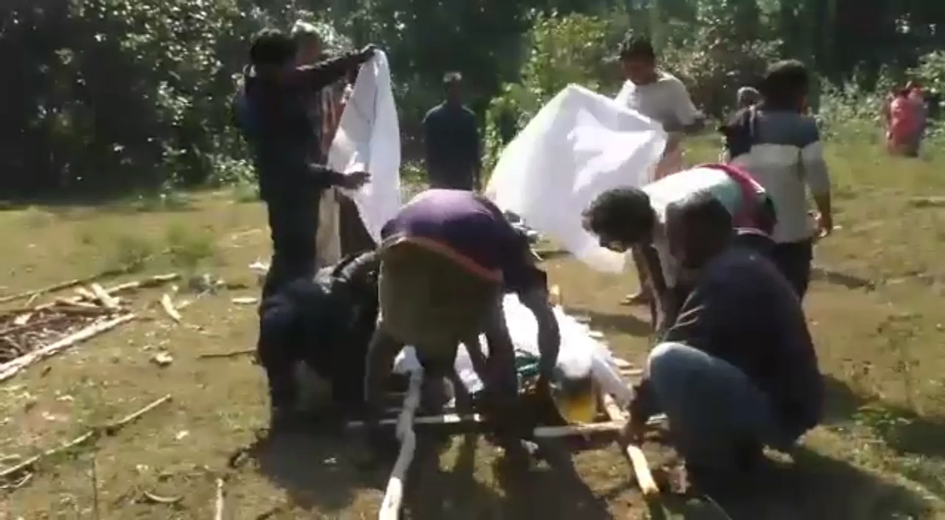 କନ୍ଧମାଳ ଦୁର୍ଗମ ଇଲାକାରେ ବିକାଶର ନଗ୍ନ ଚିତ୍ର। ୫କିମି ମୃତଦେହକୁ ବୋହିନେଲେ ପରିବାର ଲୋକ।