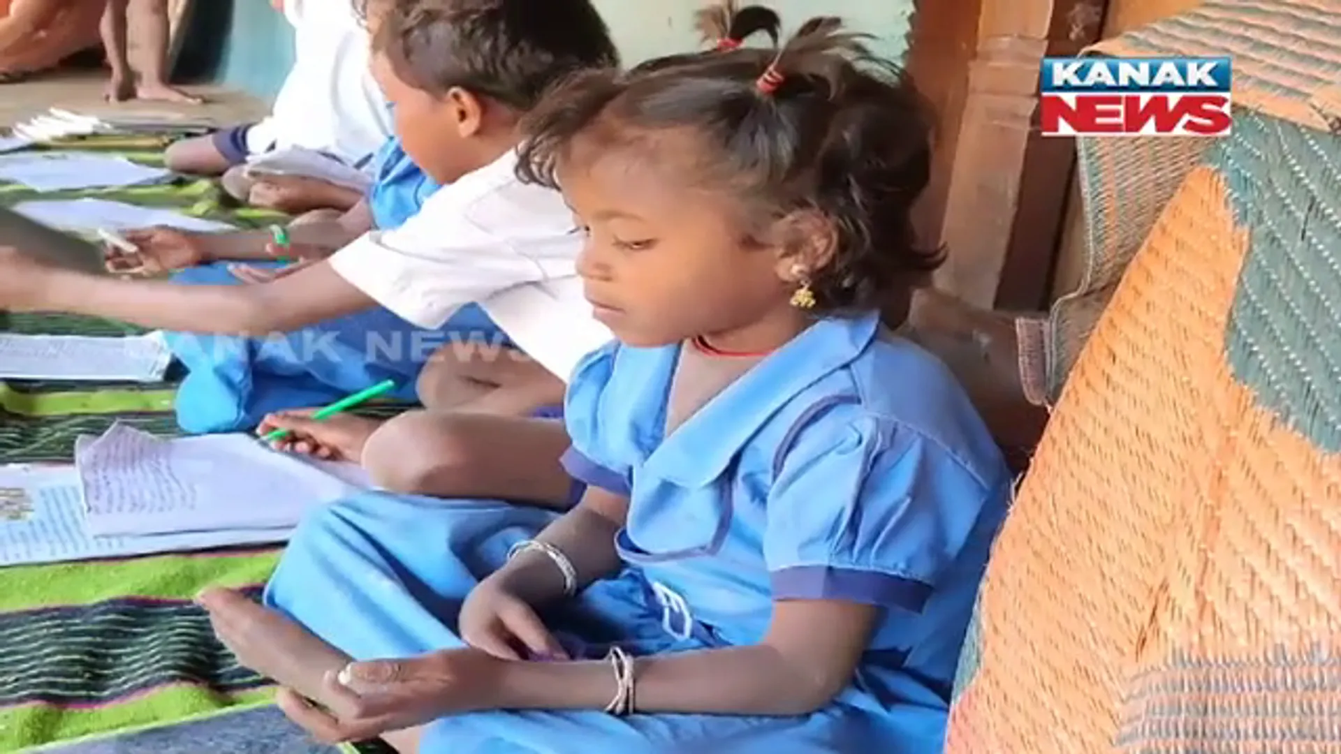 ସ୍ୱାଭିମାନ ଅଞ୍ଚଳରେ ଶିକ୍ଷା ଓ ସ୍ୱାସ୍ଥ୍ୟସେବାର ବିକଳ ଚିତ୍ର। ଗୋଟିଏ ବାରଣ୍ଡାରେ ଚାଲିଛି ପାଠପଢା ସହ ରୋଗୀଦେଖା।