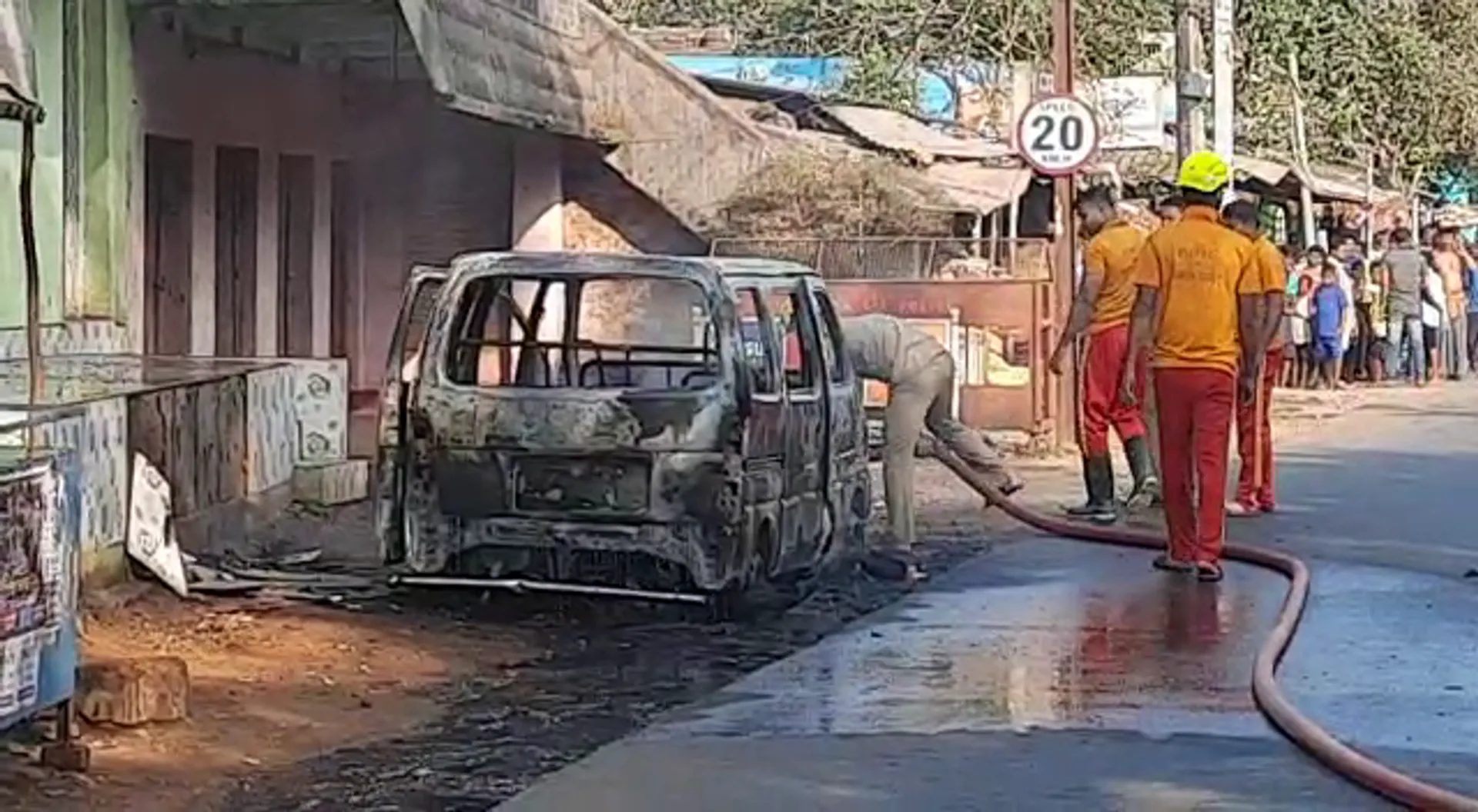 ଖୋର୍ଦ୍ଧା-ବଲାଙ୍ଗୀର ଜାତୀୟ ରାଜପଥରେ ଅଘଟଣ। ରାସ୍ତା ଉପରେ ଜଳିଗଲା କାର।
