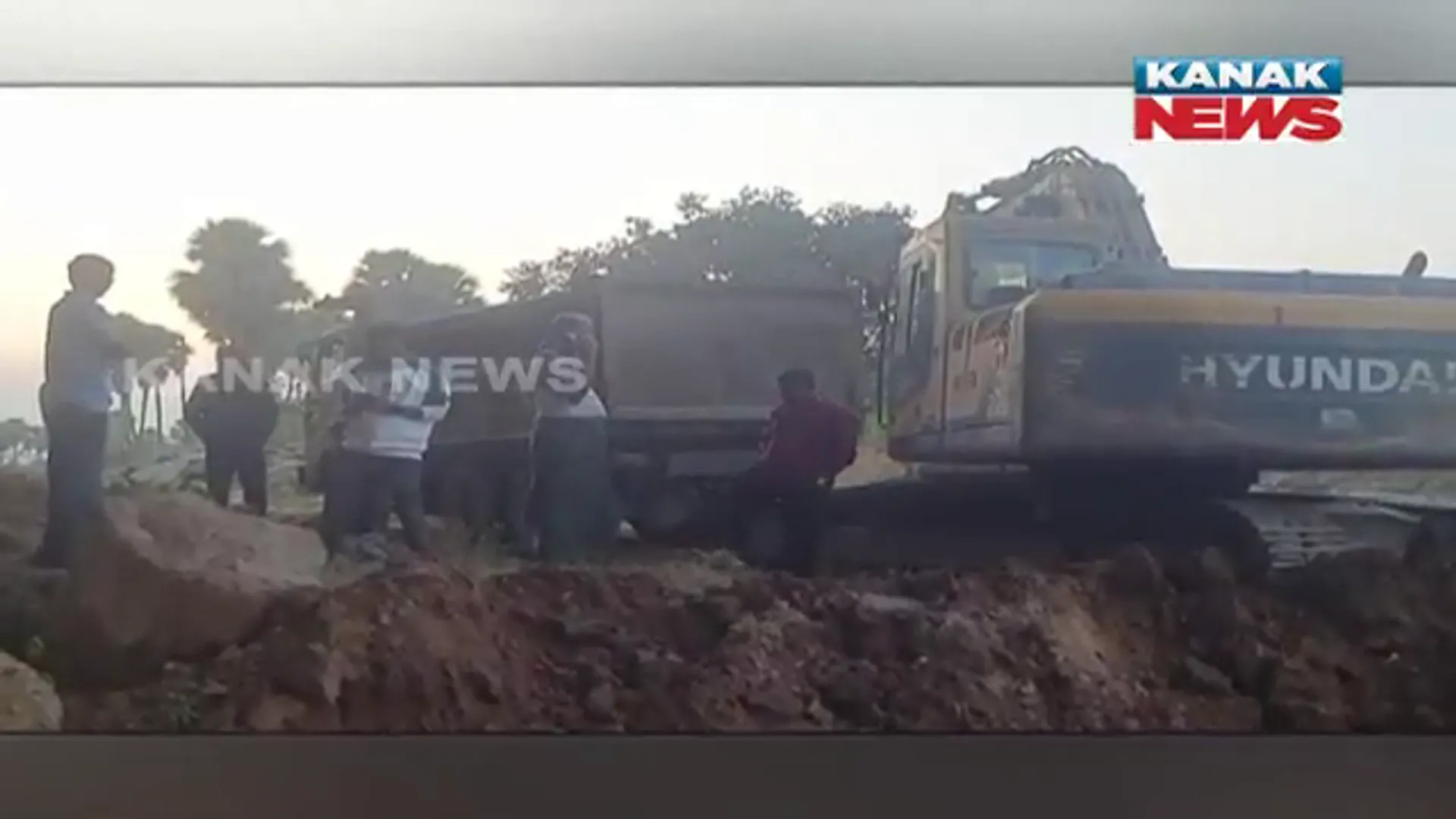 କାମାକ୍ଷାନଗର ଆଳତୁମାରେ ନଦୀରୁ ଉଠାଯାଉଛି ଟ୍ରିପ୍ ଟ୍ରିପ୍ ମାଟି। ବେଆଇନ ଭାବରେ ଉଠାଚାଲିଛି ମାଟି।