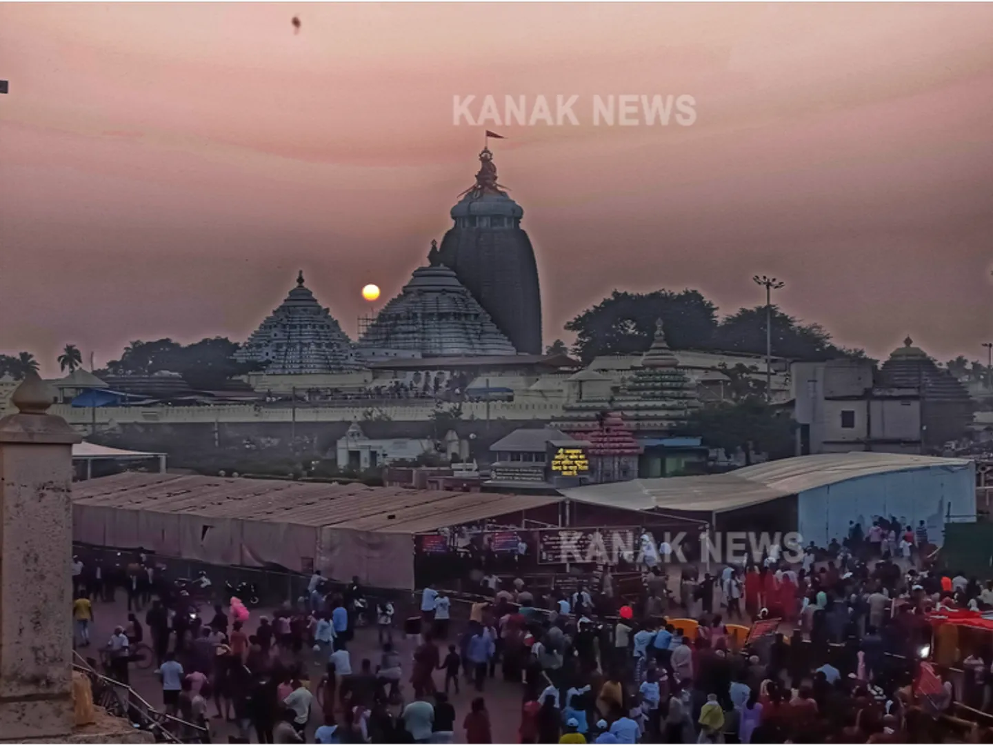 ବର୍ଷର ଶେଷ ଦିନରେ ପୁରୀ ଶ୍ରୀମନ୍ଦିରରେ ପ୍ରବଳ ଭିଡ । ଶ୍ରୀଜିଉଙ୍କ ଦର୍ଶନ ପାଇଁ ବଡ଼ଦାଣ୍ଡ ପାଲଟିଲା ଜନସମୁଦ୍ର, ପୁରୀରେ କଡା ସୁରକ୍ଷା ବ୍ୟବସ୍ଥା ।