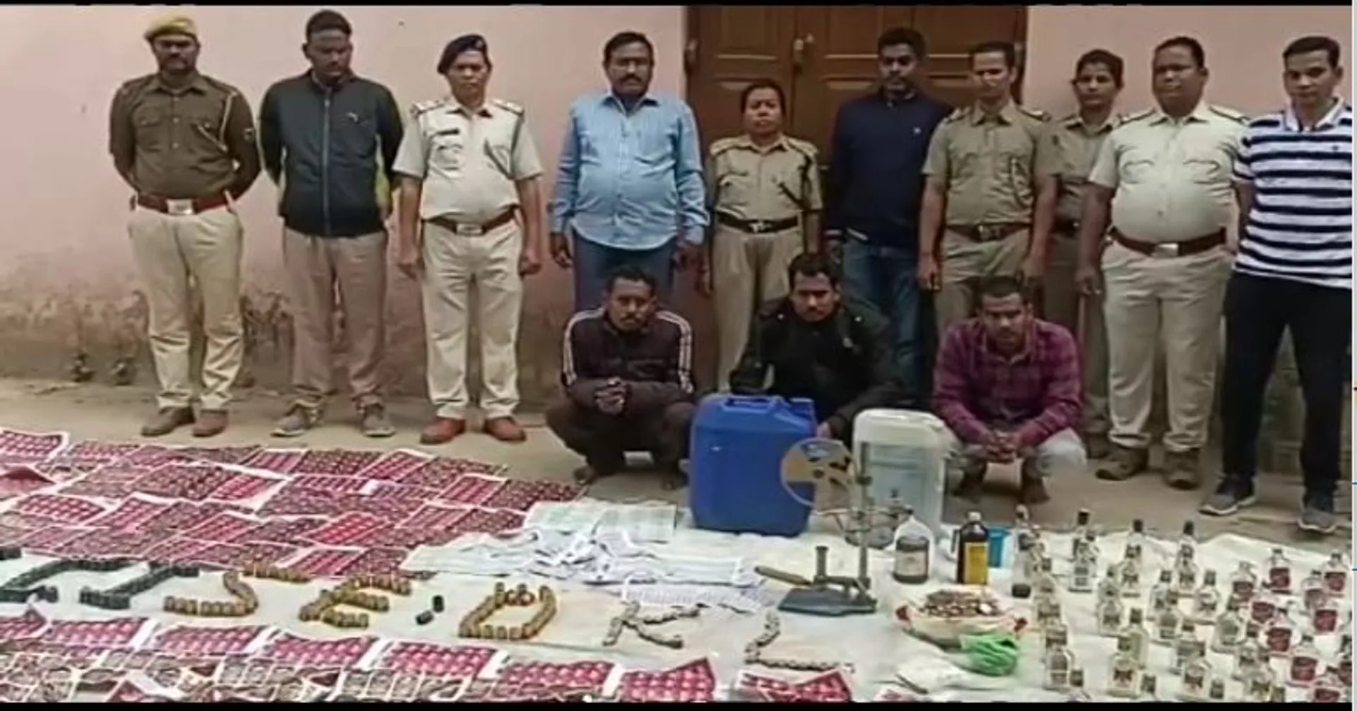 ଜିଲ୍ଲା ପରିଷଦଙ୍କ ଘରେ ନକଲି ମଦ ଫ୍ୟାକ୍ଟ୍ରି ଠାବ, କନେଷ୍ଟବଳଙ୍କର ବି ଥିଲା ସମ୍ପୃକ୍ତି । ଭୁବନରେ ୩ ଜଣଙ୍କୁ ଗିରଫ କଲା ଅବକାରୀ ବିଭାଗ ।