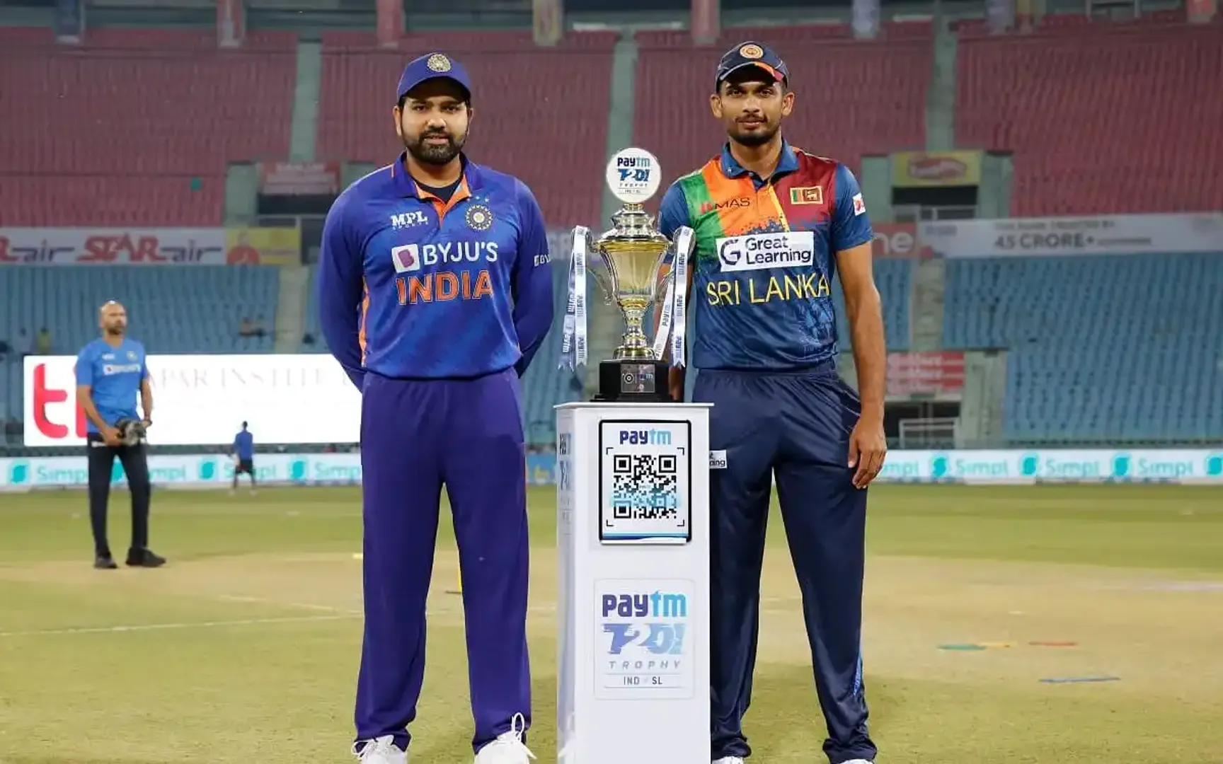 ଭାରତ-ଶ୍ରୀଲଙ୍କା ପ୍ରଥମ ଦିନିକିଆ : ଟସ୍ ଜିତି ଶ୍ରୀଲଙ୍କାର ବୋଲିଂ ନିଷ୍ପତ୍ତି, ପ୍ରଥମେ ବ୍ୟାଟିଂ କରିବ ଟିମ୍ ଇଣ୍ଡିଆ ।