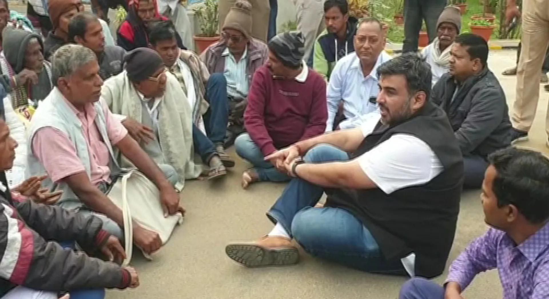 ମଣ୍ଡିରେ ଖୋଲା ଆକାଶ ତଳେ ପଡିଛି ଶହ ଶହ ବସ୍ତା ଧାନ। ବିଭିନ୍ନ ସ୍ଥାନରେ ଆନ୍ଦୋଳନକୁ ଓହ୍ଲାଇଲେ ଚାଷୀ।