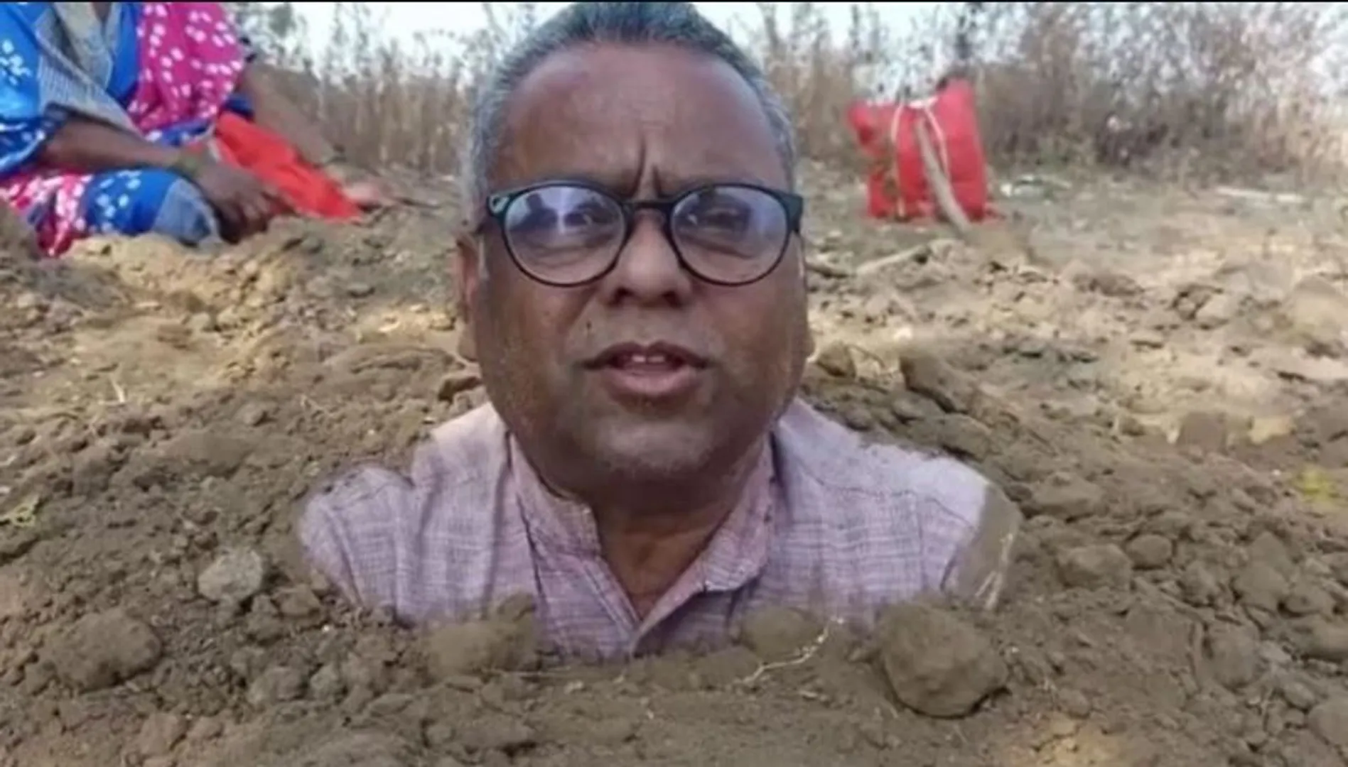 ଚାଷୀଙ୍କ ଅଜବ ପ୍ରତିବାଦ । ନିଜକୁ ମୁଣ୍ଡଯାଏଁ ପୋତିଦେଲେ