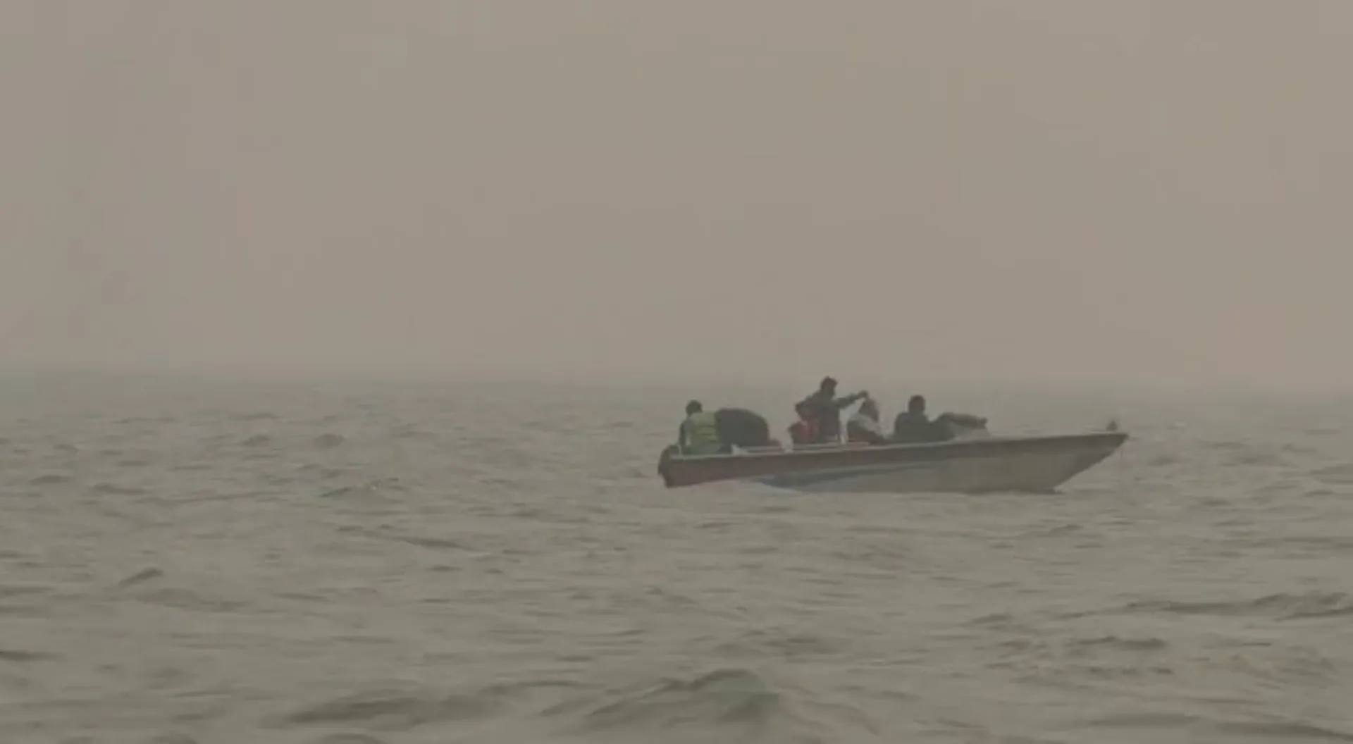 ସରିଗଲା ପେଟ୍ରୋଲ, ମଝି ସମୁଦ୍ରରେ ଫସିଲା ଡଙ୍ଗା । ରାଜନଗରରେ ଅଳ୍ପକେ ବର୍ତିଲେ ଯାତ୍ରୀ । ଘଣ୍ଟାଏ ଧରି ସମୁଦ୍ର ଭିତରେ ଫସି ରହିଲେ ପର୍ଯ୍ୟଟକ ।