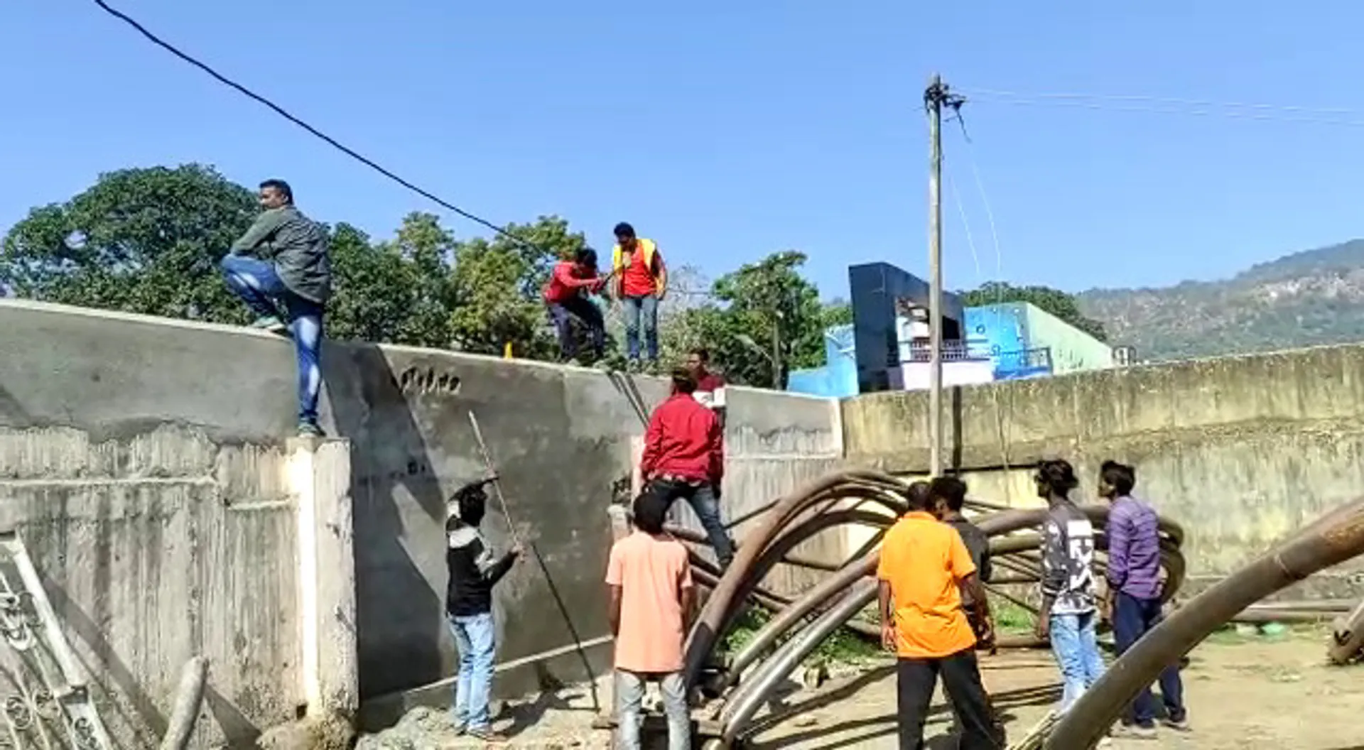 ଦେବଗଡ଼ ବିଜେପି ବିଧାୟକ ସୁବାଷ ପାଣିଗ୍ରାହୀଙ୍କ ଦାଦାଗିରି। ବିଧାୟକଙ୍କ ଉପସ୍ଥିତିରେ ଏସଏଚଜି ମହିଳାଙ୍କ ପକ୍ଷରୁ ନିର୍ମାଣ ପାଚେରି ଭାଙ୍ଗିଲେ ସମର୍ଥକ।