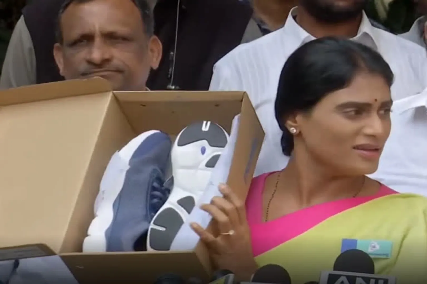 କେସିଆରଙ୍କୁ ଜୋତା ଦେଖାଇଲେ ୱାଇ.ଏସ୍ ଶର୍ମିଲା, ଦେଲେ ଖୋଲା ଚ୍ୟାଲେଞ୍ଜ ।