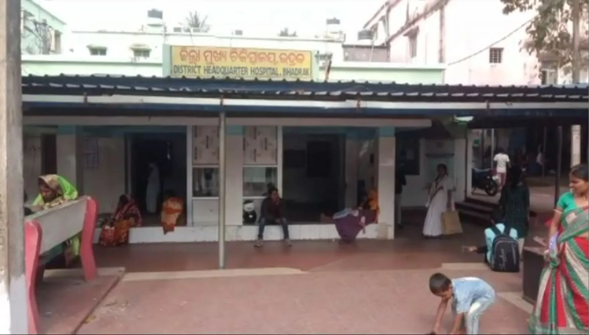 ଭଦ୍ରକ ମୁଖ୍ୟ ଚିକିତ୍ସାଳୟରେ ନକଲି ଡାକ୍ତର। ବେକରେ ଷ୍ଟେଥୋ ସ୍କୋପ୍ ପକାଇ ବୁଲୁଥିଲେ ୱାର୍ଡ। 