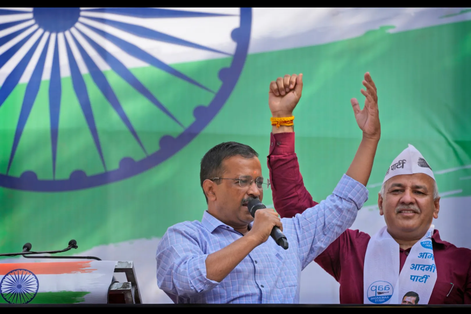 ସିବିଆଇ କାର୍ଯ୍ୟାଳୟରେ ସିସୋଦିଆ । କେଜ୍ରିୱାଲ କହିଲେ ଚିନ୍ତା କରନି ମନୀଷ, ପରିବାର ସାଥୀରେ ଆମେ ଛିଡା ହେବୁ ।