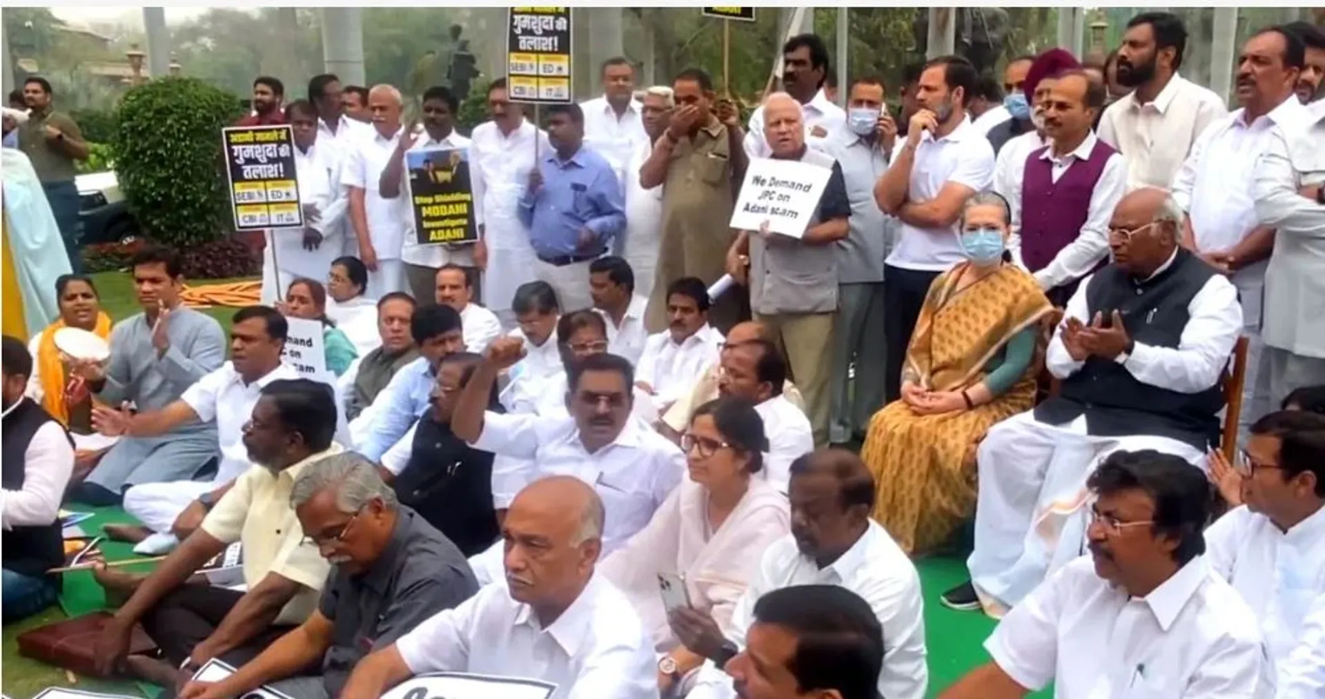 ହଙ୍ଗାମା ପାଇଁ ବନ୍ଦ ରହିଲା ସଂସଦ। ଗାନ୍ଧୀ ମୂର୍ତ୍ତି ତଳେ ବିରୋଧୀ ସାଂସଦଙ୍କ ପ୍ରତିବାଦ।