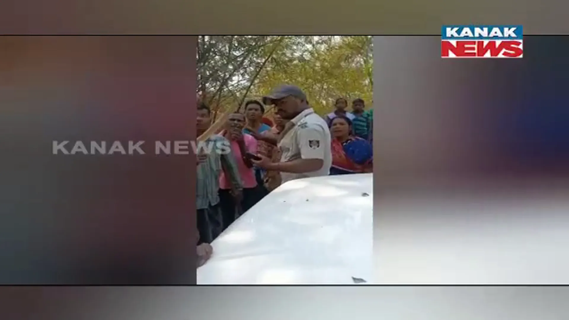 ଅବକାରୀ କର୍ମଚାରୀଙ୍କୁ ଆକ୍ରମଣ କଲେ ଶତାଧିକ ଲୋକ। ଦେଶୀ ମଦ କାରବାର ନେଇ ଚଢାଉ କରିବାକୁ ଯାଇଥିଲା ଟିମ୍।