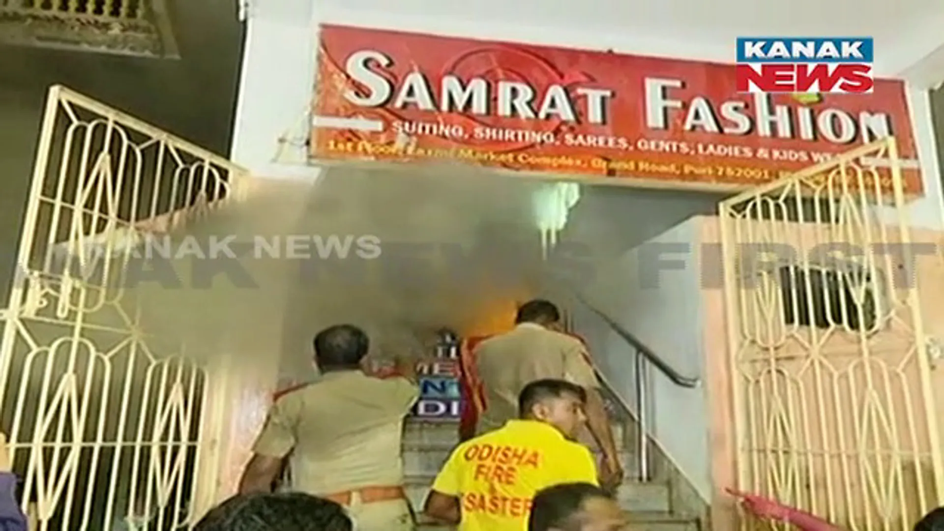 ୩ ପର୍ଯ୍ୟଟକ ଉଦ୍ଧାର, ଭିତର ସ୍ଥିତି ଆମ କଣ୍ଟ୍ରୋଲକୁ ଆସିଛି। ଆଉ କିଛି ସମୟ ମଧ୍ୟରେ ନିଆଁ ସମ୍ପୂର୍ଣ୍ଣ ଆୟତ୍ତ ହୋଇଯିବ: ଅଗ୍ନିଶମ କର୍ମଚାରୀ