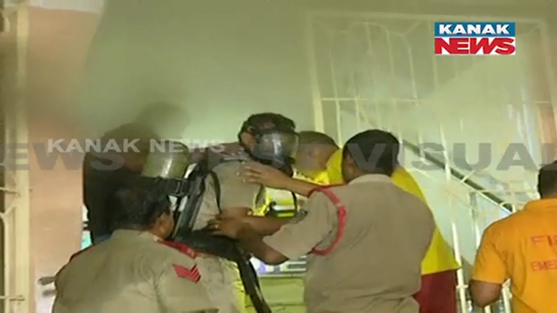 ଅଗ୍ନିଶମବାହିନୀ ପାଇଁ ସୃଷ୍ଟି ହେଉଛି ବଡ ଚ୍ୟାଲେଞ୍ଜ। ସମ୍ରାଟ କମ୍ପଲେକ୍ସ ଭିତରେ ଏବେବି ଫସିରହିଛନ୍ତି କିଛି ପର୍ଯ୍ୟଟକ ।